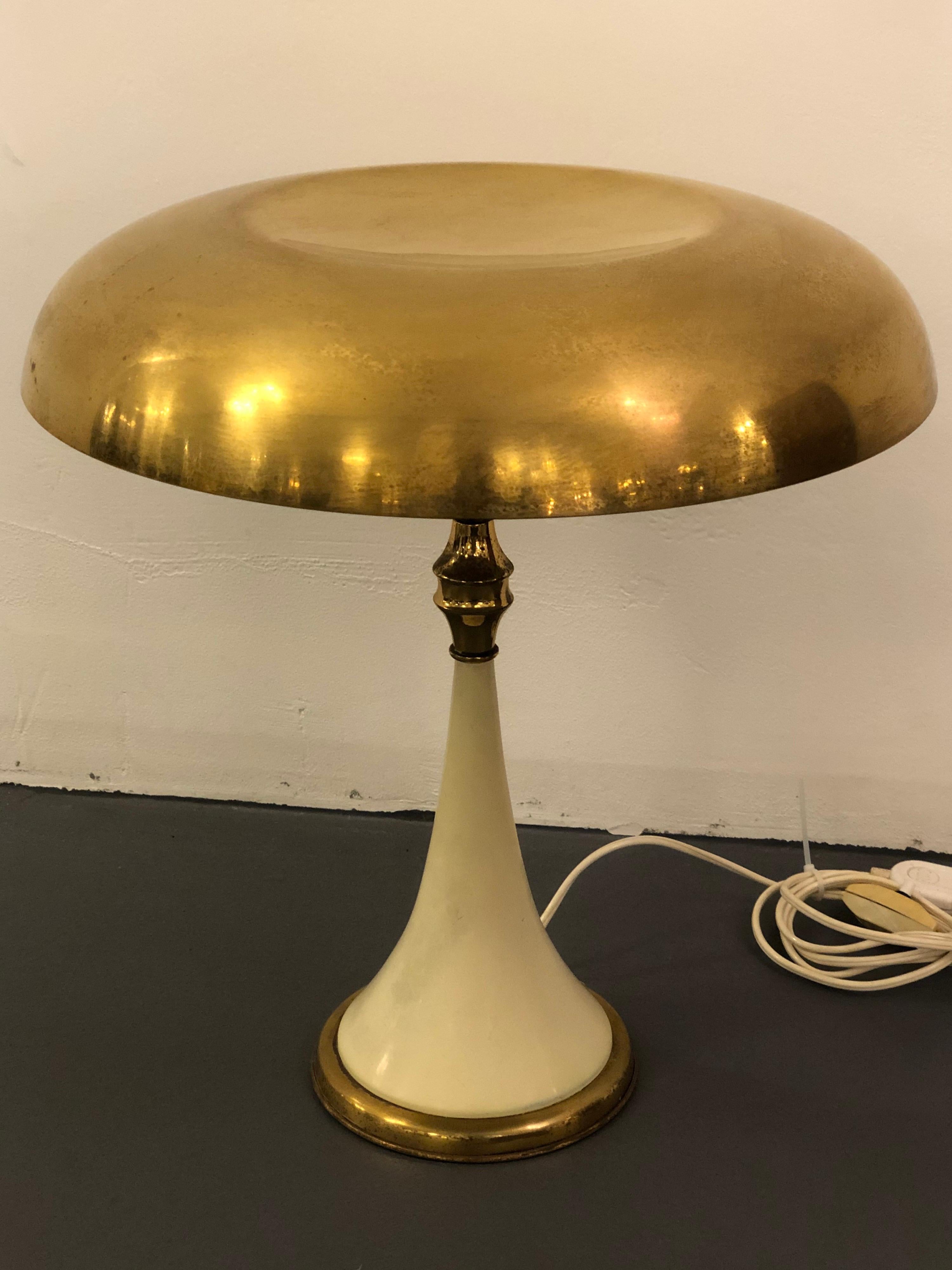 Midcentury Brass and Lacquer Table Lamp by Oscar Torlasco for Lumi, 1950s For Sale 4