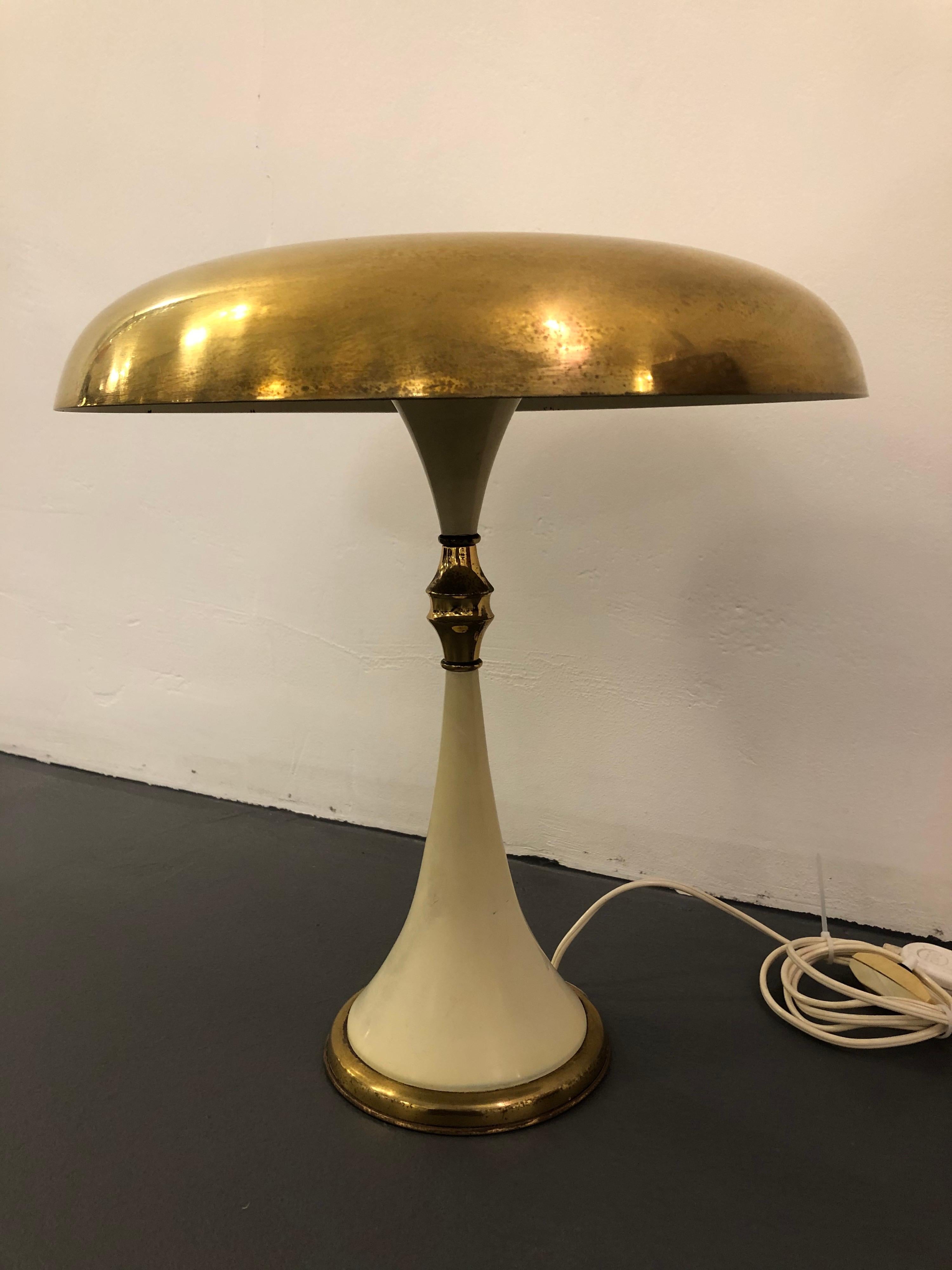 Midcentury Brass and Lacquer Table Lamp by Oscar Torlasco for Lumi, 1950s For Sale 6