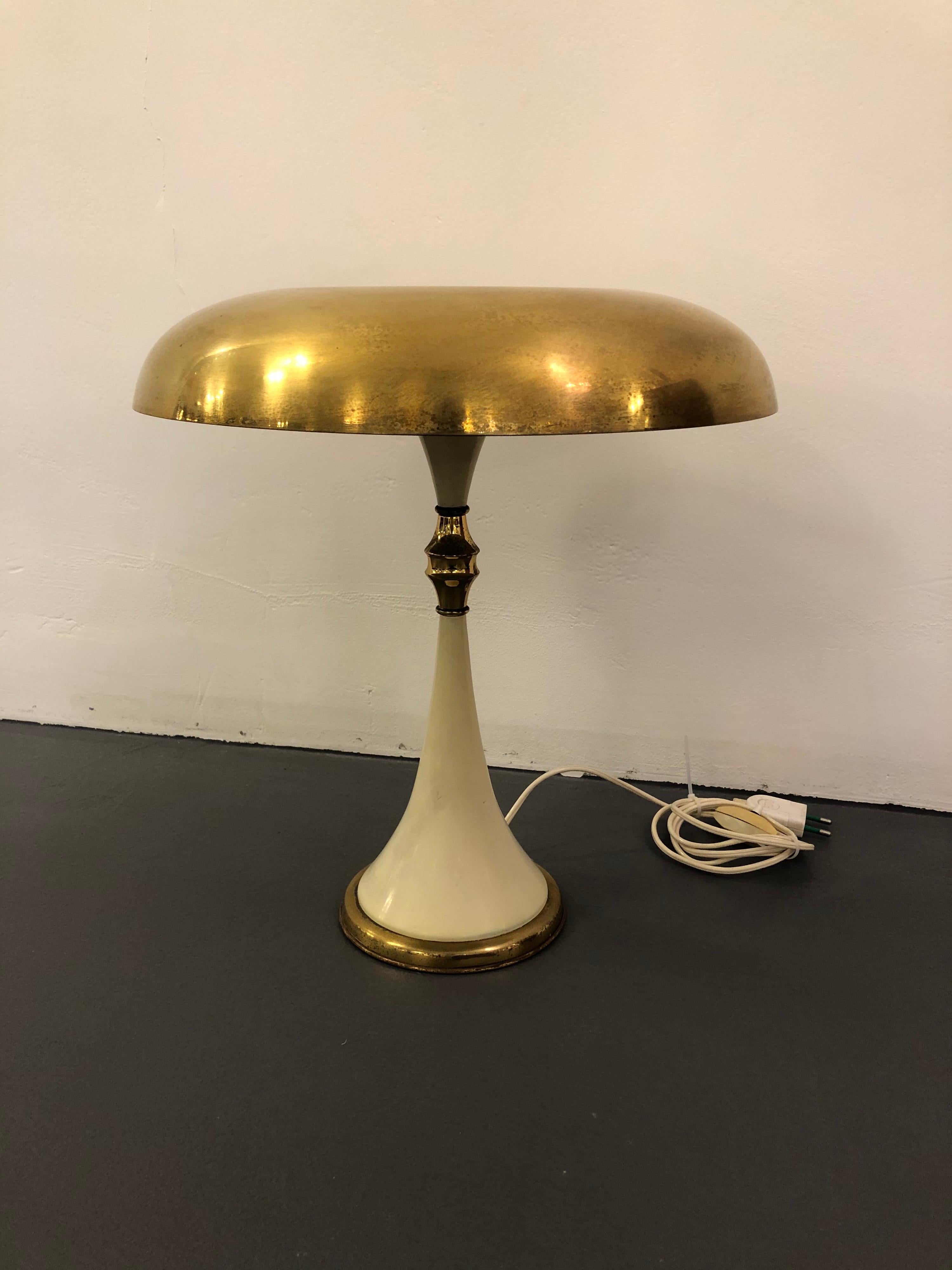 Midcentury Brass and Lacquer Table Lamp by Oscar Torlasco for Lumi, 1950s For Sale 8