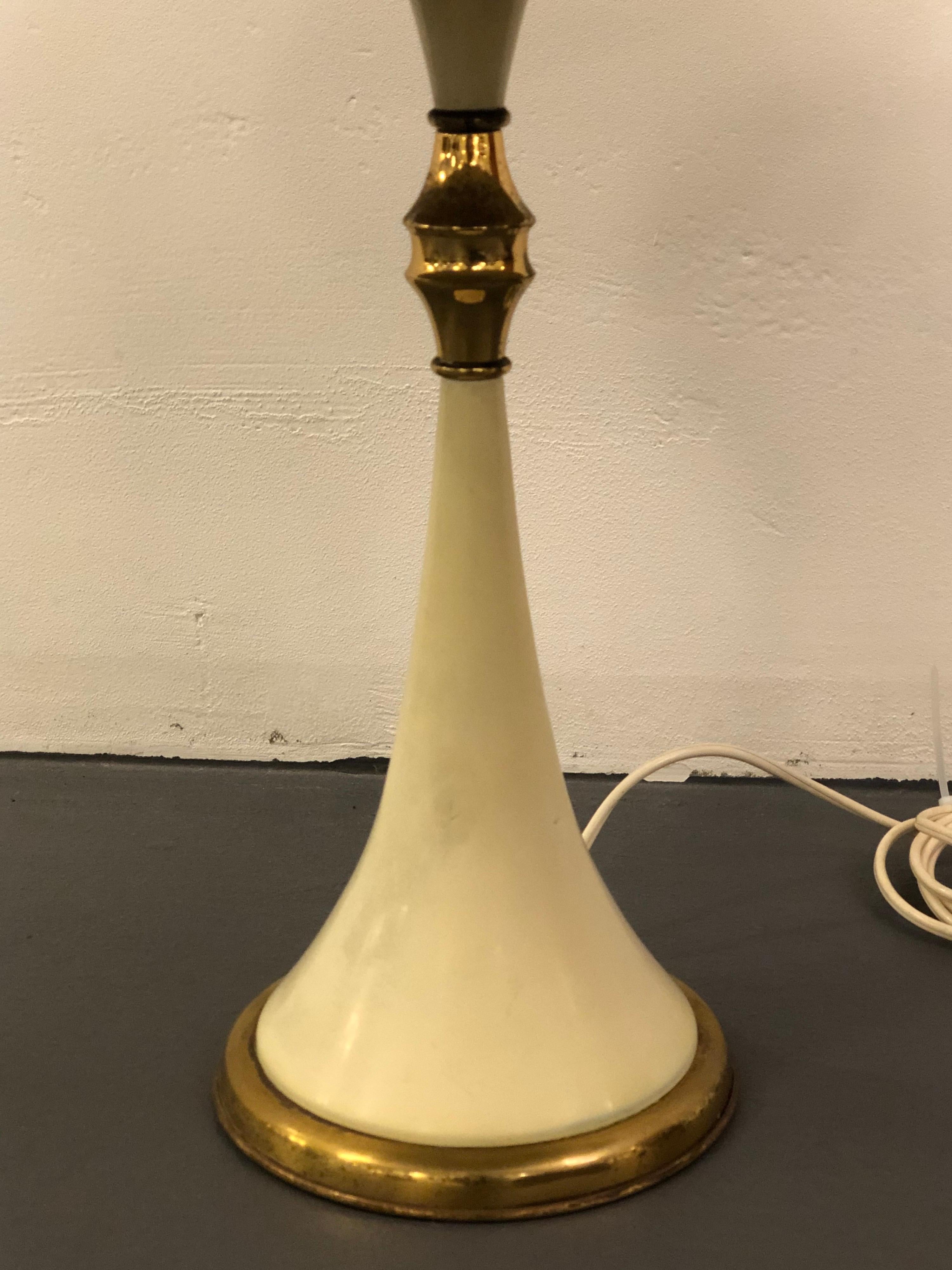 Midcentury Brass and Lacquer Table Lamp by Oscar Torlasco for Lumi, 1950s For Sale 2