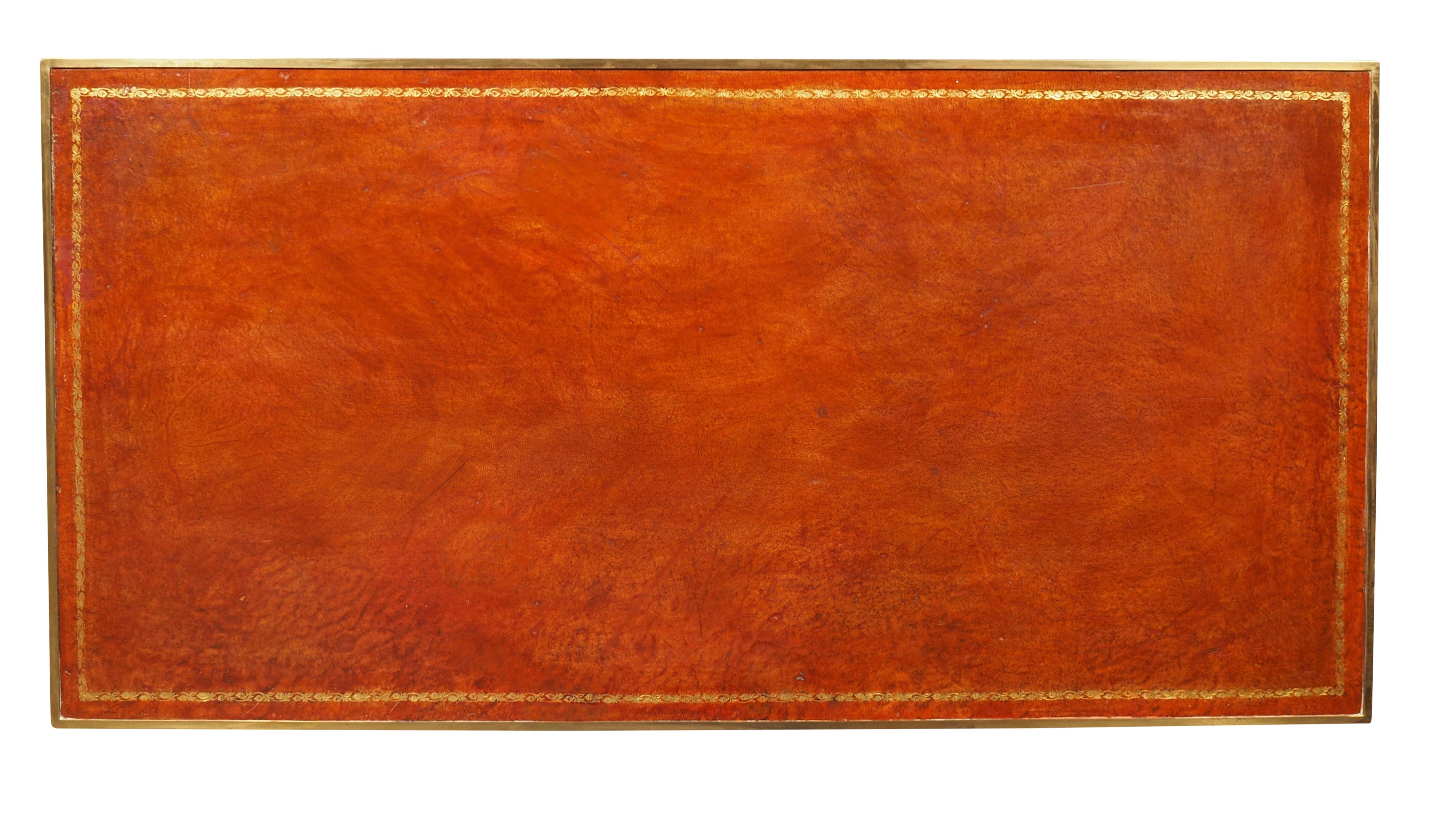 Table basse en laiton et cuir du milieu du siècle en vente 3