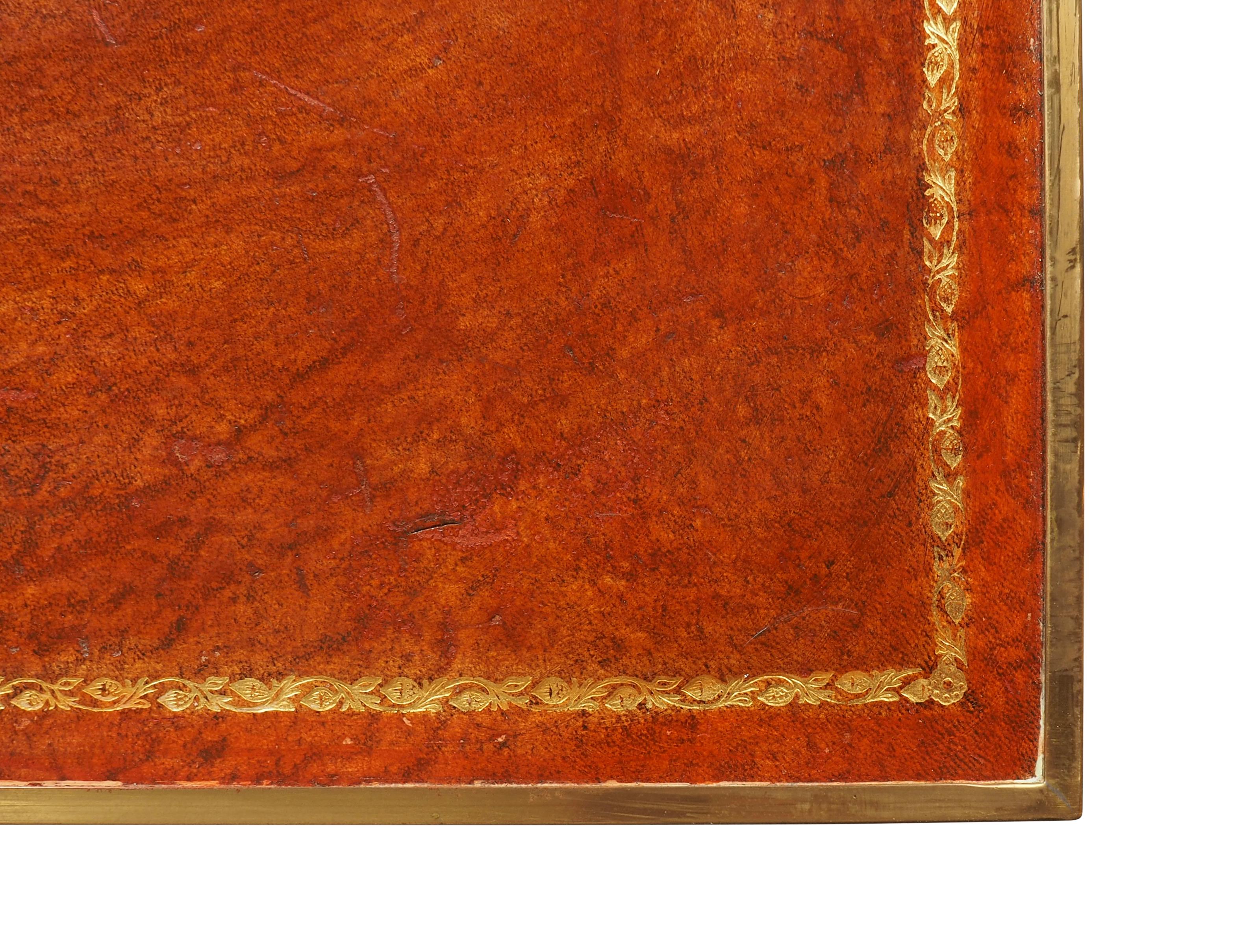 Table basse en laiton et cuir du milieu du siècle en vente 4