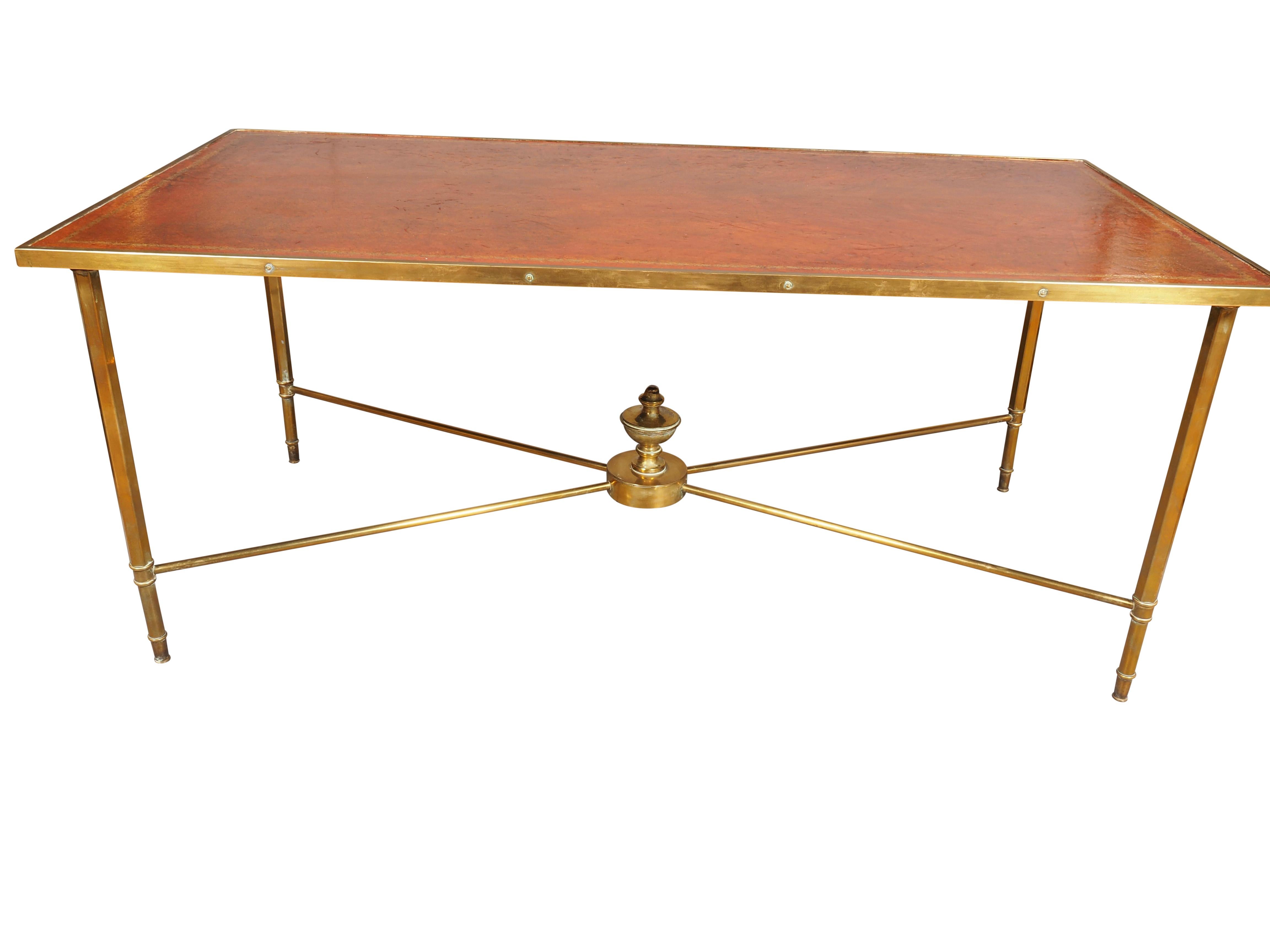 Mid-Century Modern Table basse en laiton et cuir du milieu du siècle en vente