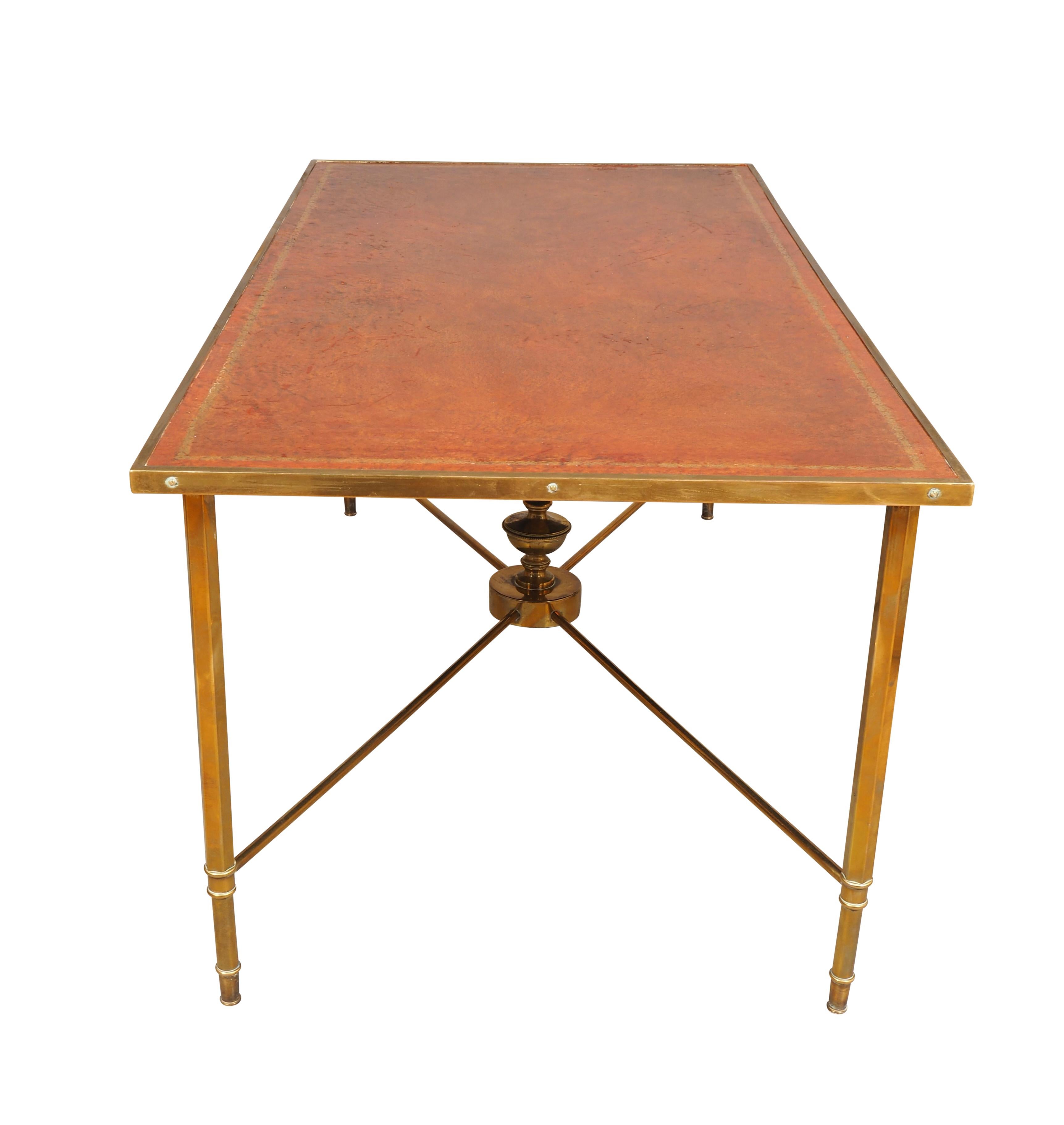 Table basse en laiton et cuir du milieu du siècle Bon état - En vente à Essex, MA