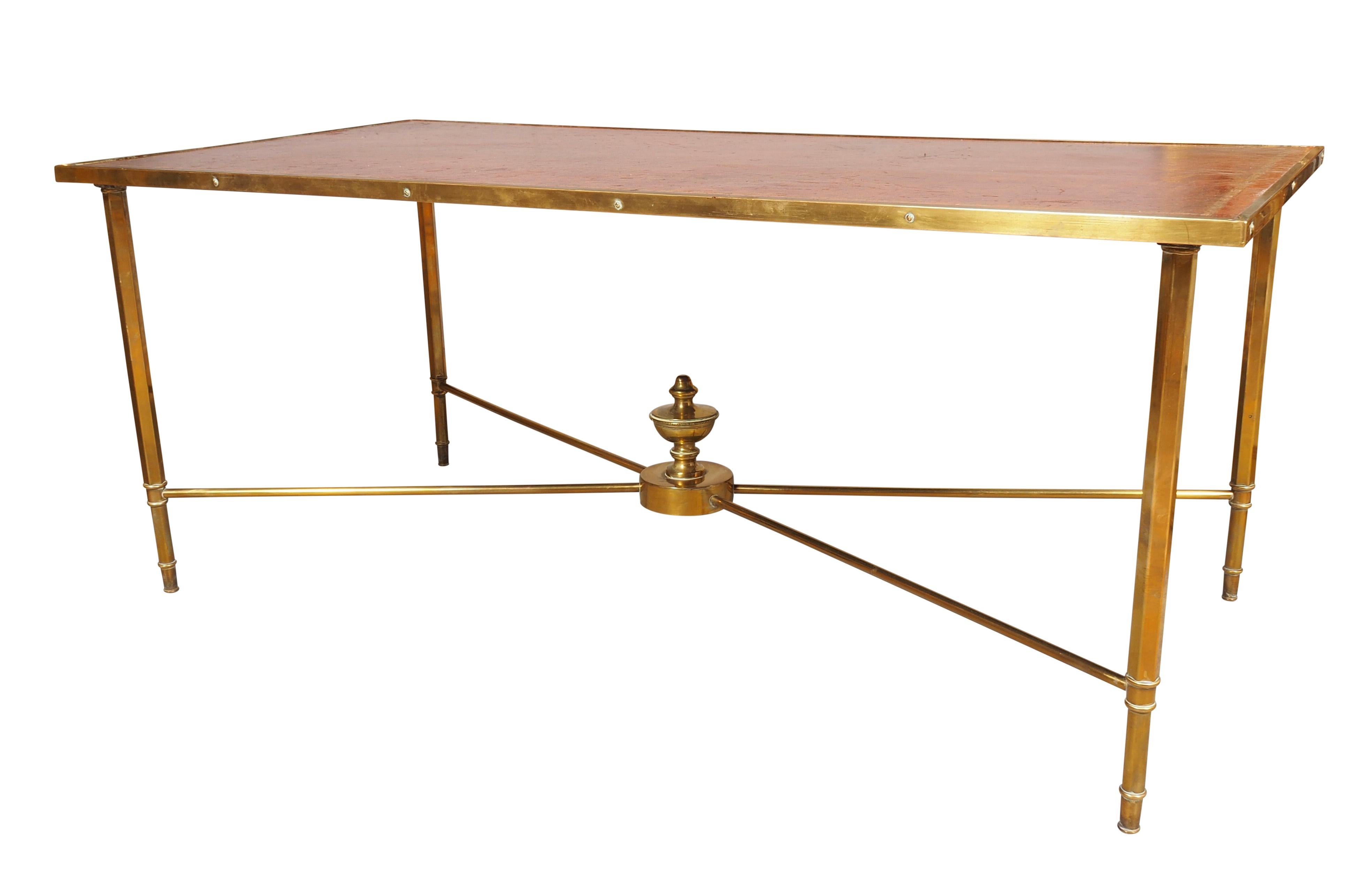 Milieu du XXe siècle Table basse en laiton et cuir du milieu du siècle en vente
