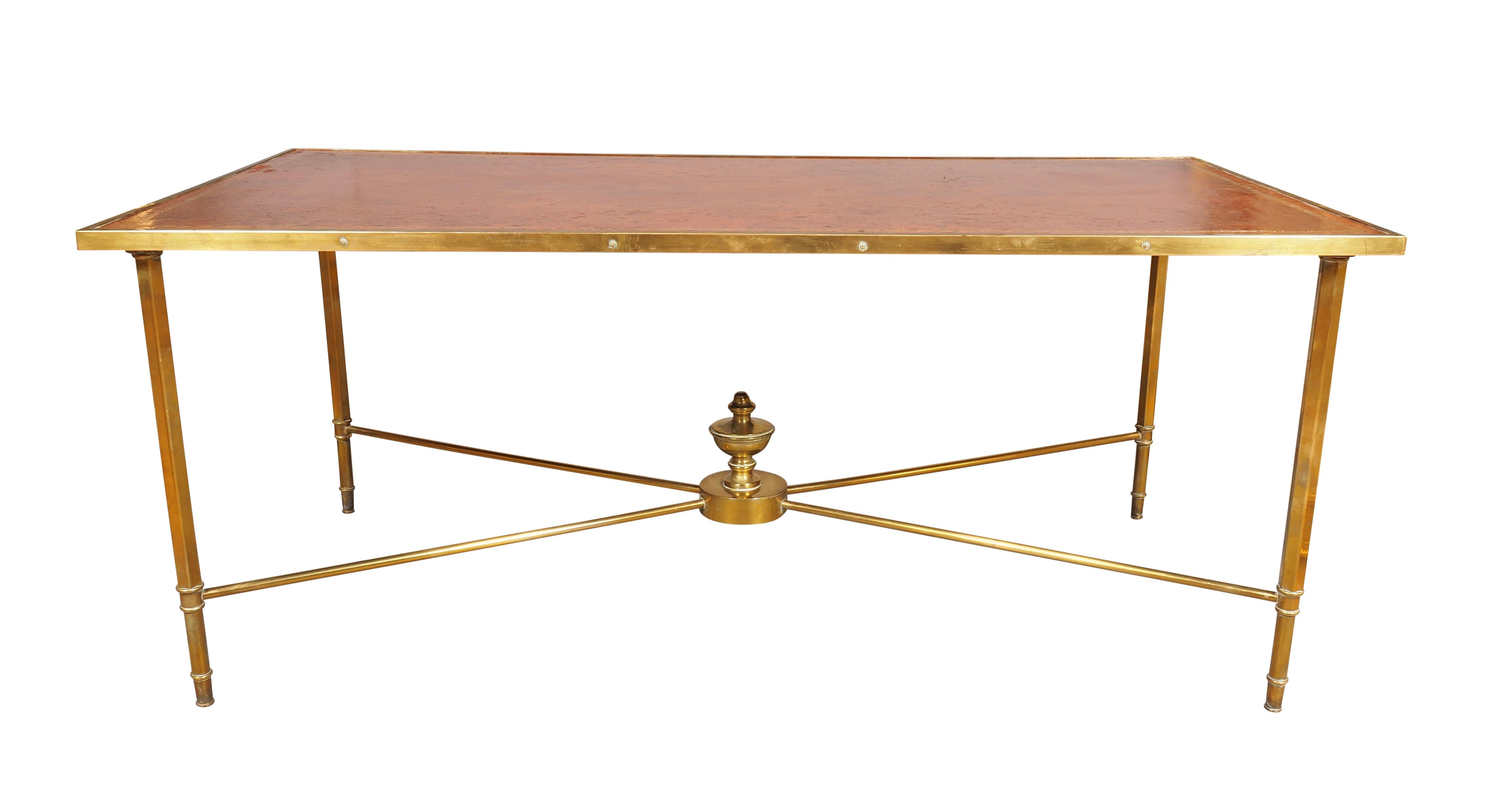 Laiton Table basse en laiton et cuir du milieu du siècle en vente