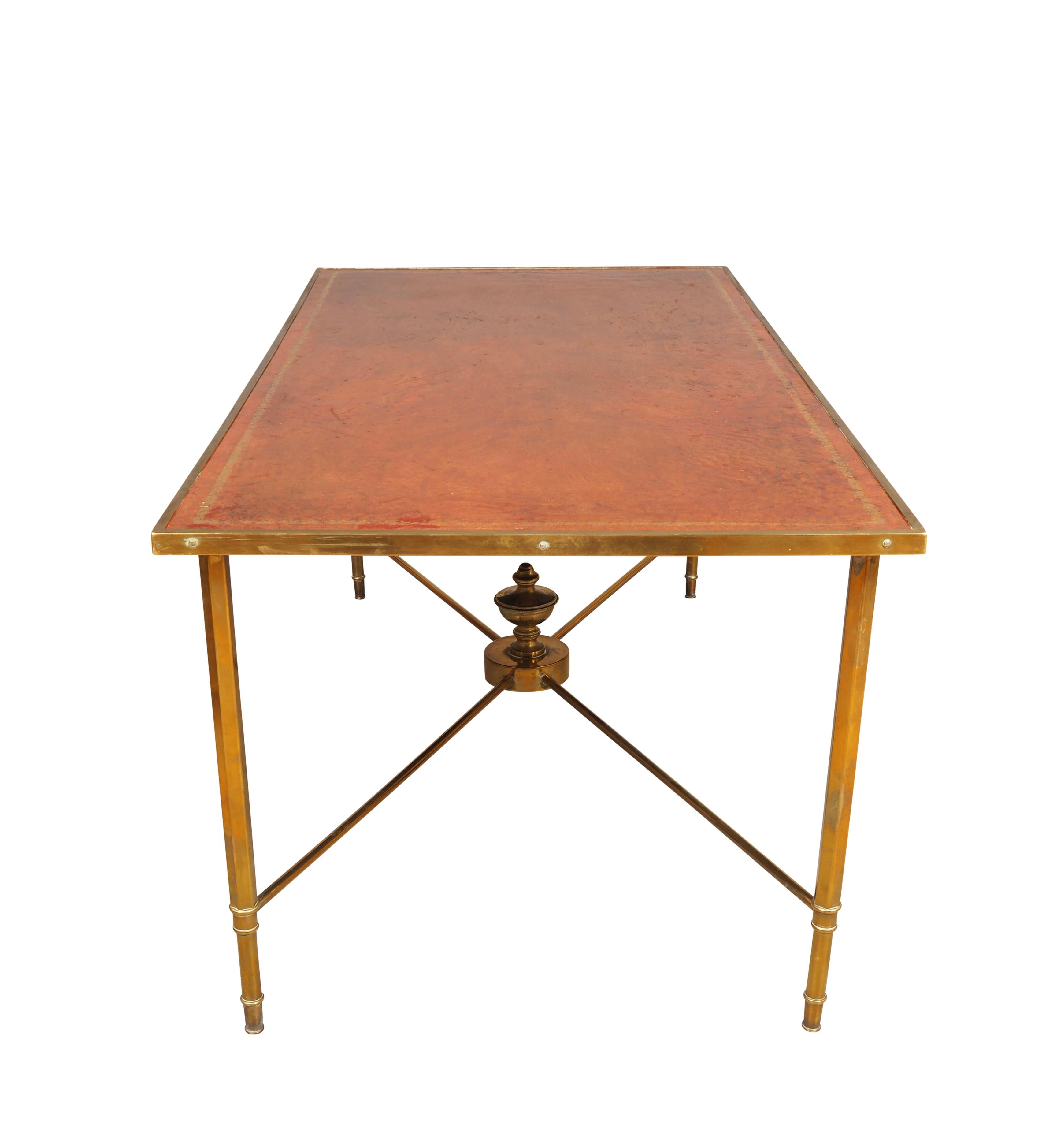 Table basse en laiton et cuir du milieu du siècle en vente 1