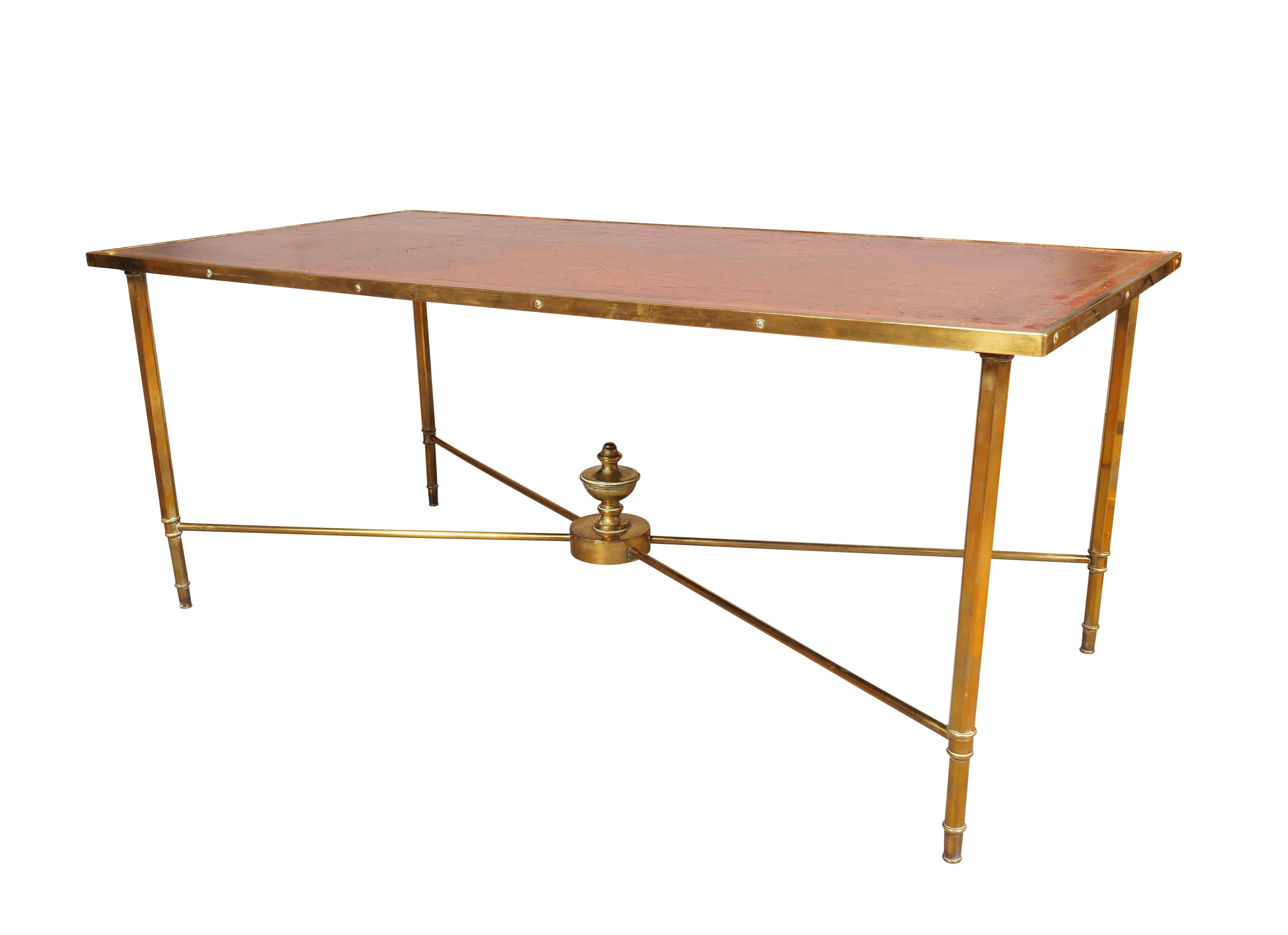 Table basse en laiton et cuir du milieu du siècle en vente 2