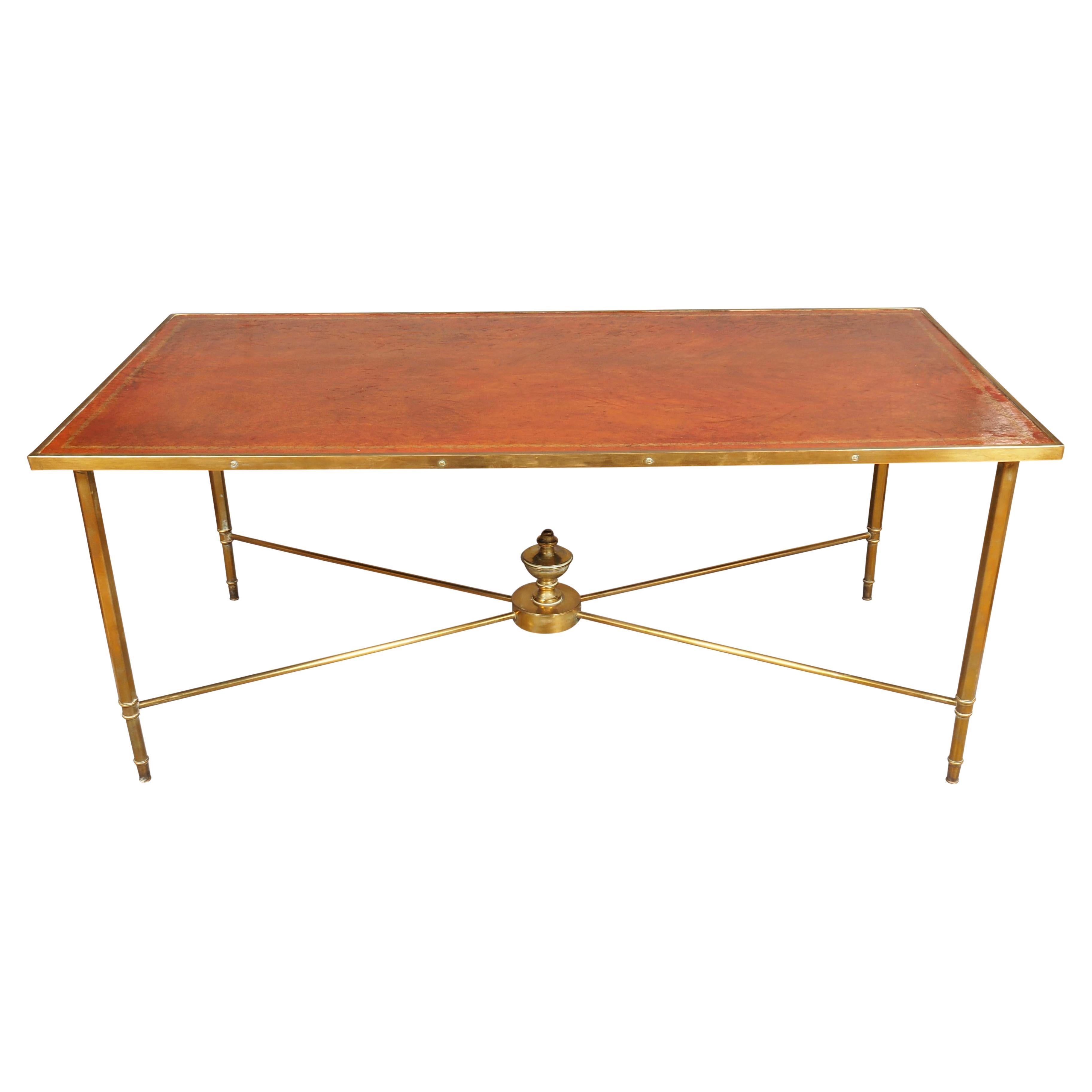 Table basse en laiton et cuir du milieu du siècle en vente