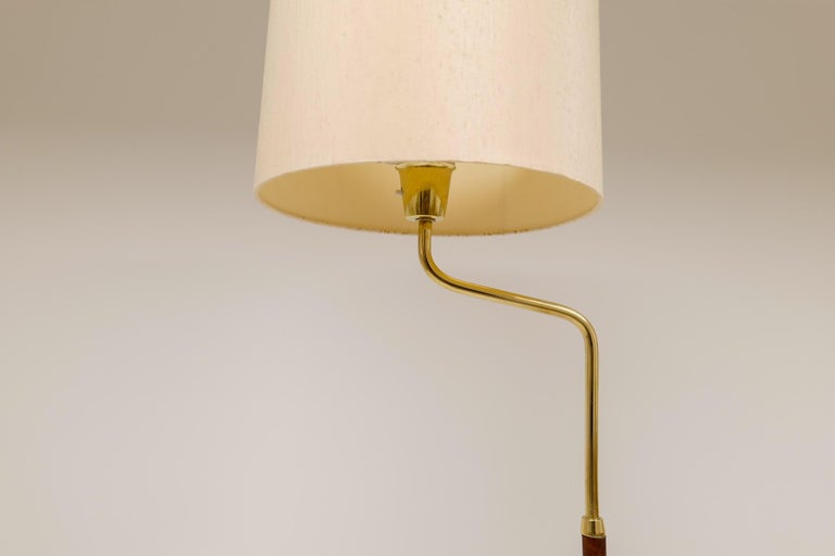 Mid-Century Brass and Leather Floor Lamp Falkenbergs Belysning, Sweden, 1960s In Good Condition For Sale In Langserud, SE