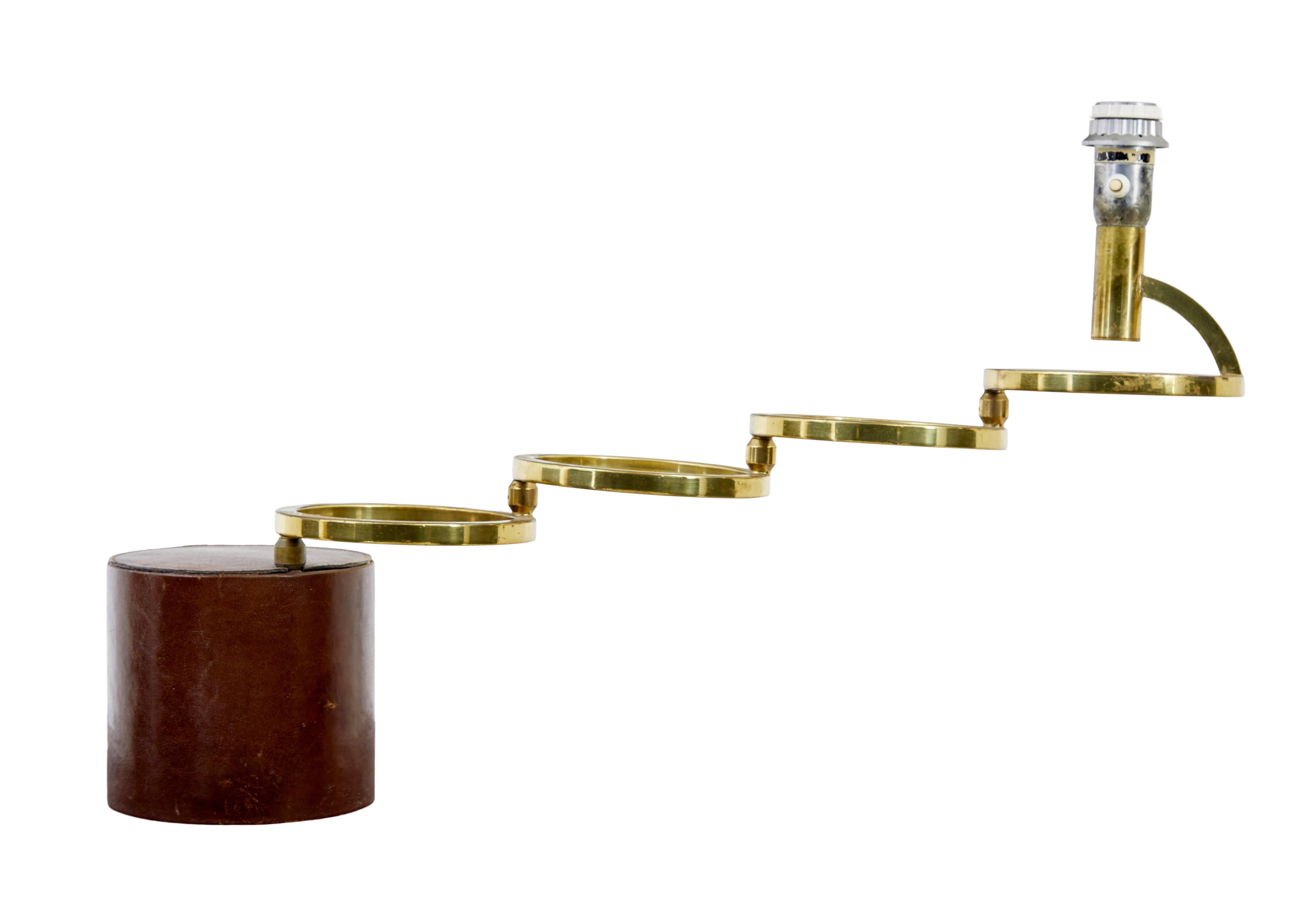 Mid-Century Modern Lampe de table oscillante en laiton et cuir du milieu du siècle en vente