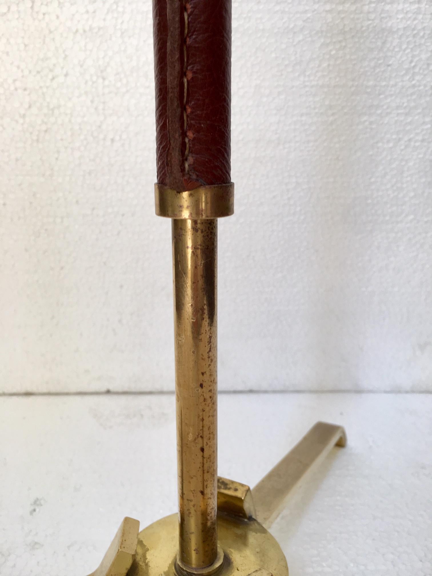 French 1950s lamp, brass-shaped tripod base and main column in light brown leather. The lamp shade is included.