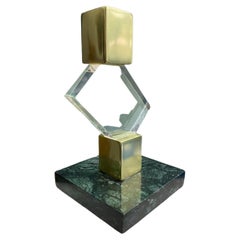 Sculpture française du milieu du siècle en laiton et lucite sur socle en marbre vert, années 1970