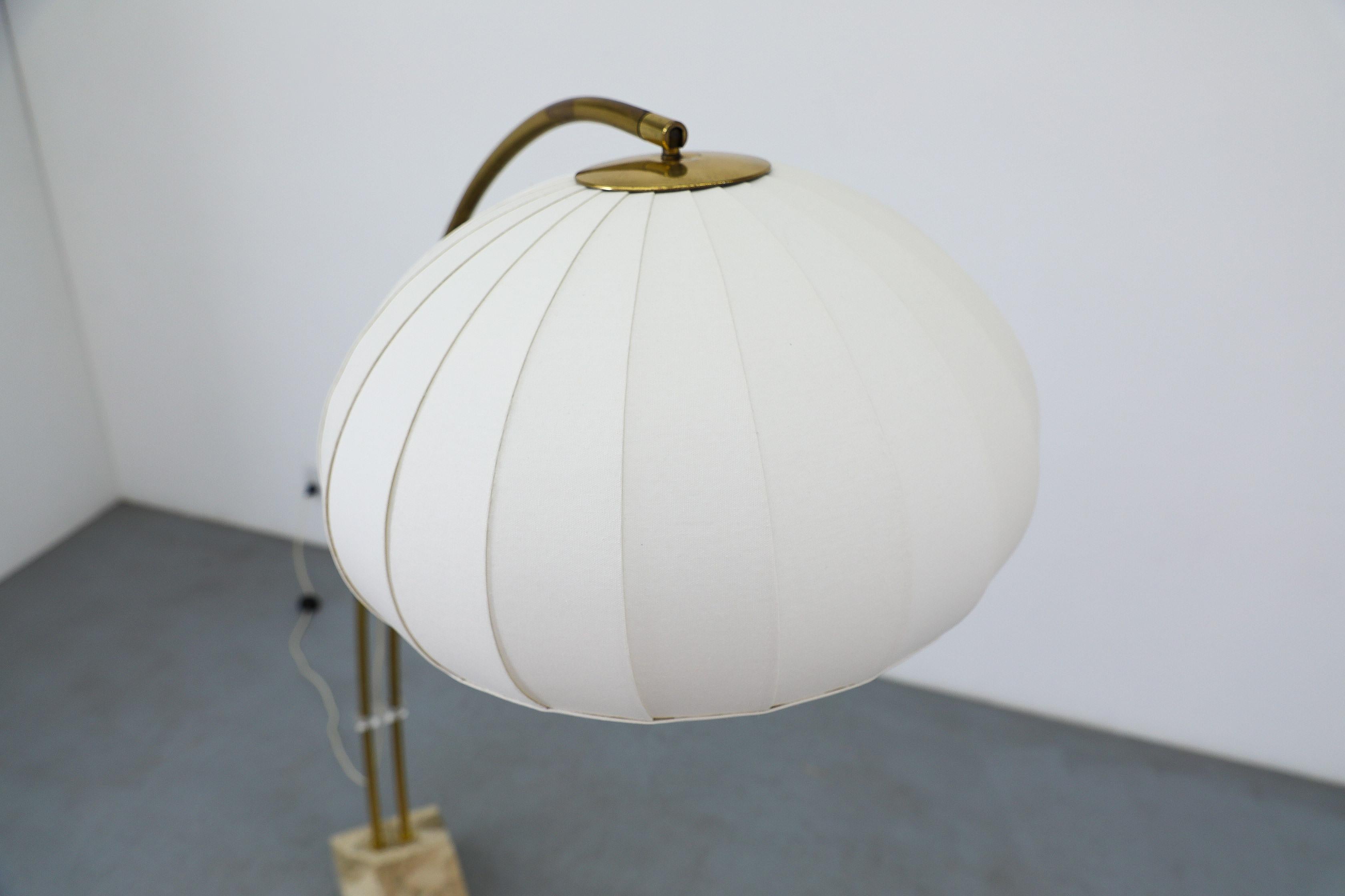 Lampada ad arco in ottone e marmo di metà secolo con paralume a bozzolo in vendita 3