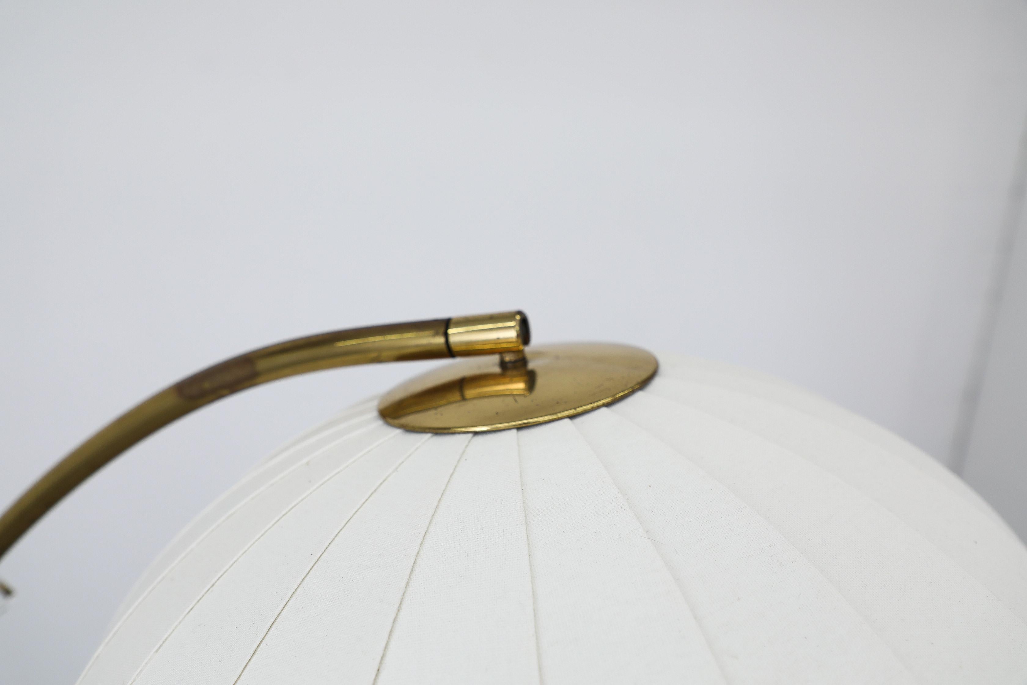 Lampada ad arco in ottone e marmo di metà secolo con paralume a bozzolo in vendita 4