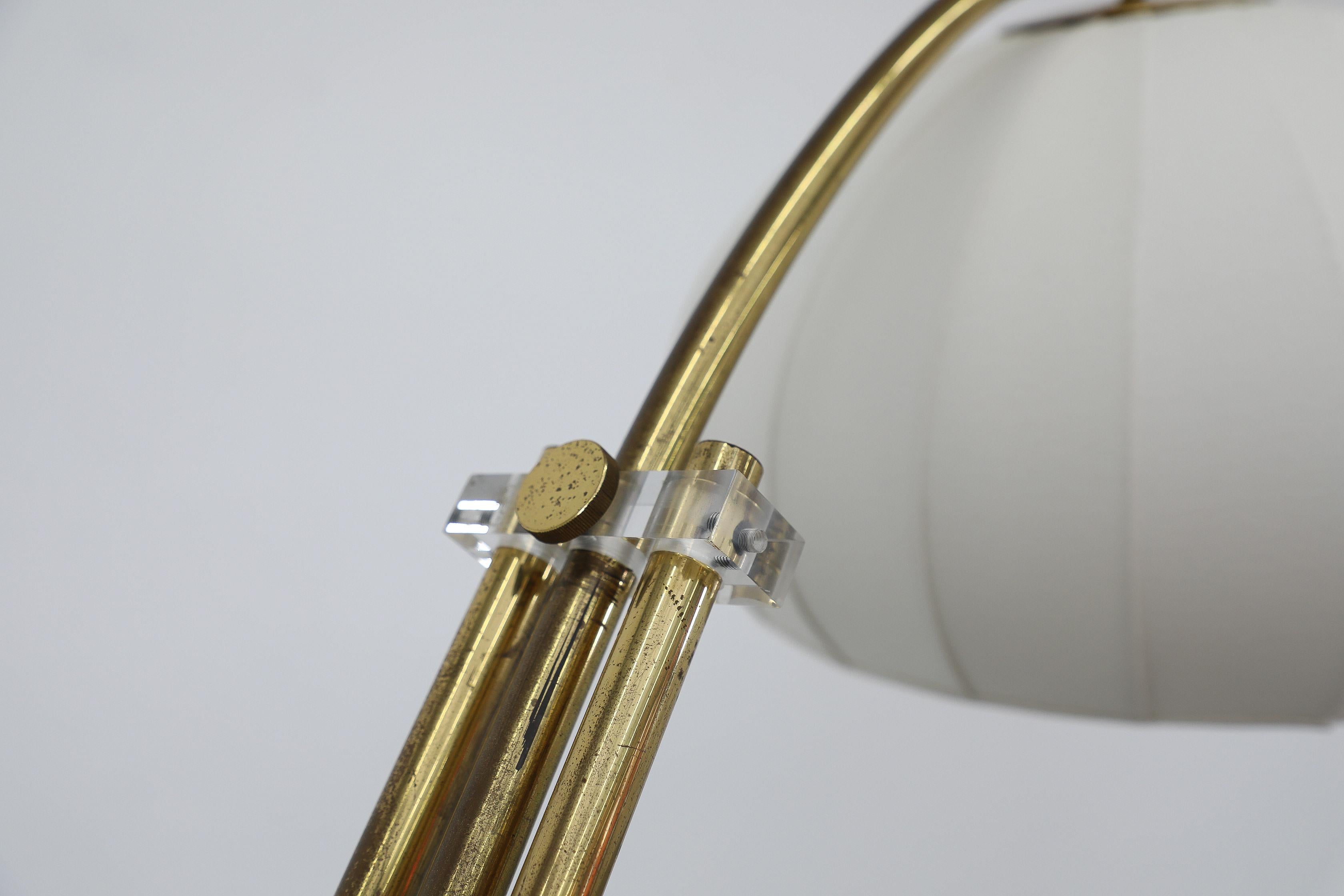 Lampada ad arco in ottone e marmo di metà secolo con paralume a bozzolo in vendita 5