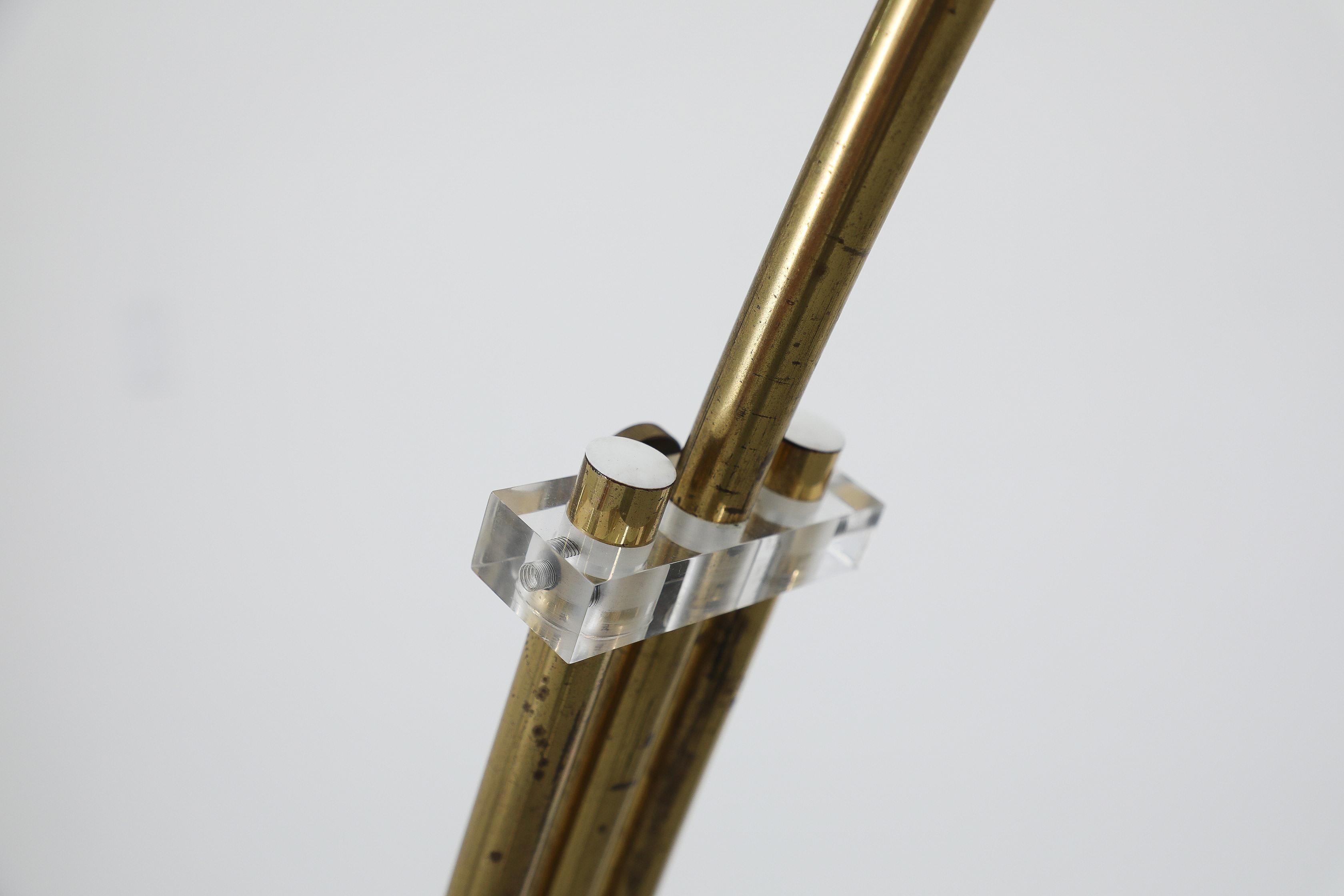 Lampada ad arco in ottone e marmo di metà secolo con paralume a bozzolo in vendita 7