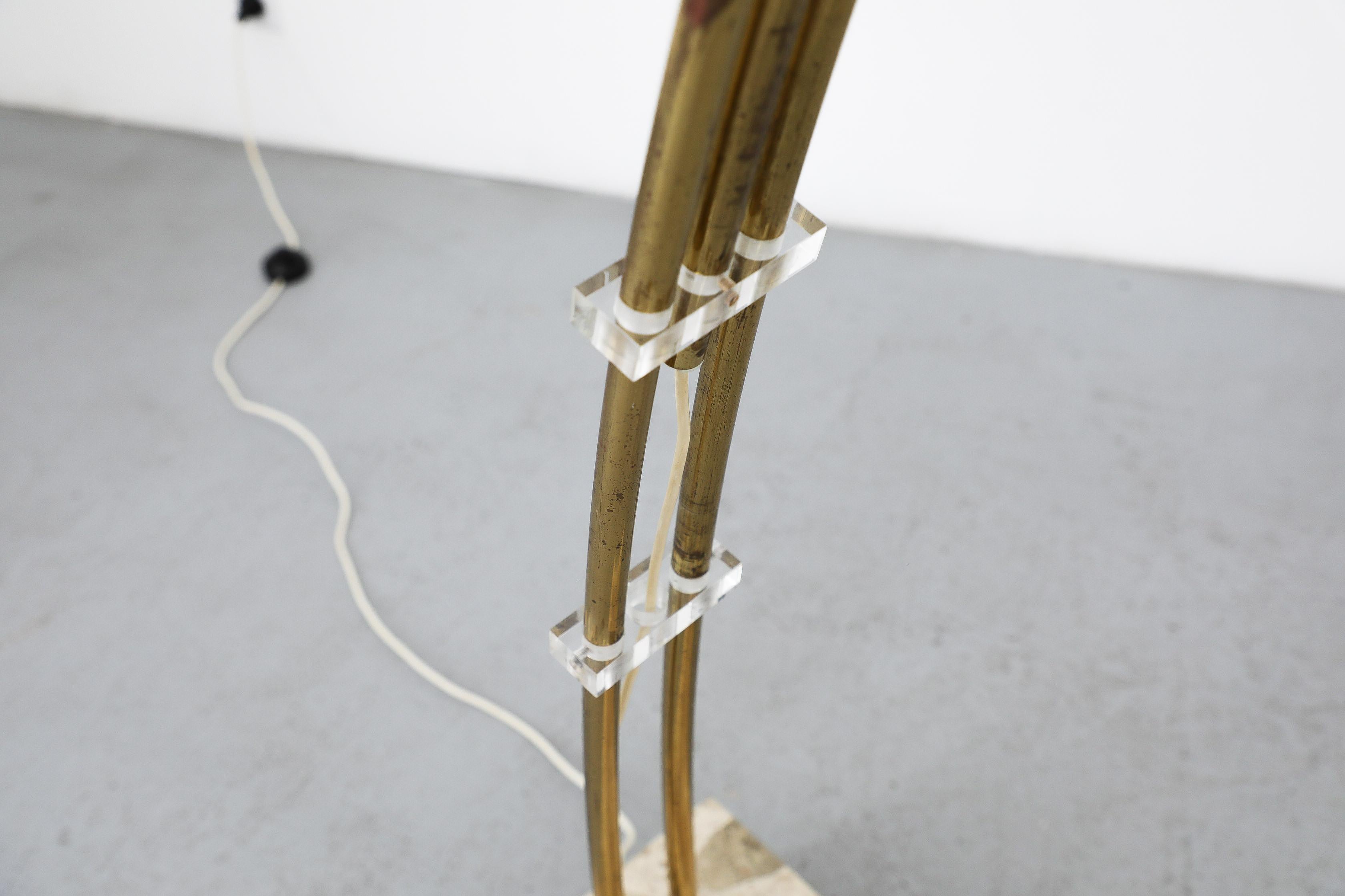 Lampada ad arco in ottone e marmo di metà secolo con paralume a bozzolo in vendita 8