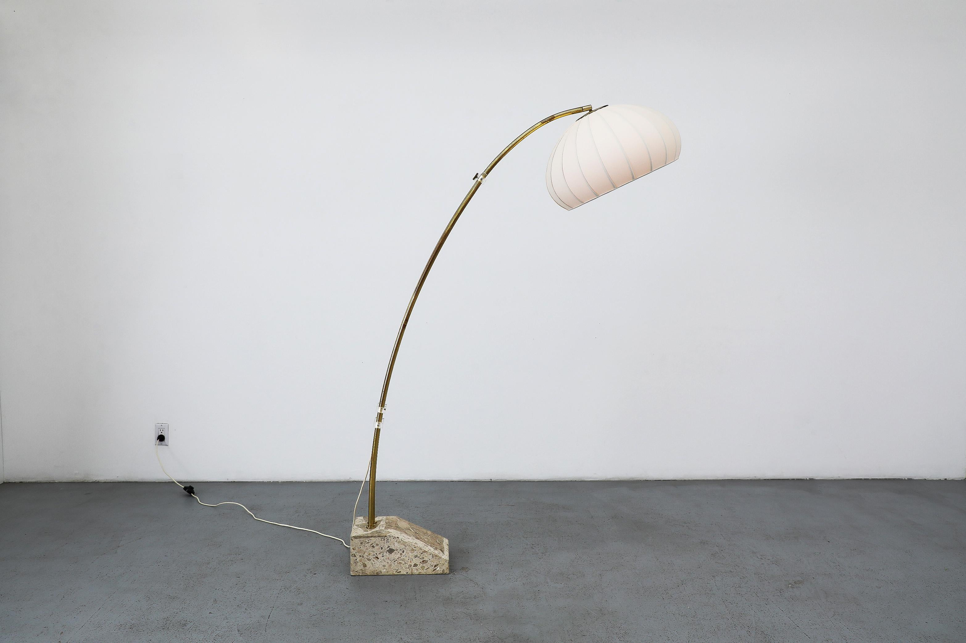 Splendida lampada ad arco allungabile del Mid-Century con supporto ad arco in ottone con hardware in lucite su una base di marmo angolata e paralume in lino a coste in stile Nelson appena rifatto. In condizioni originali, con usura e patina normali