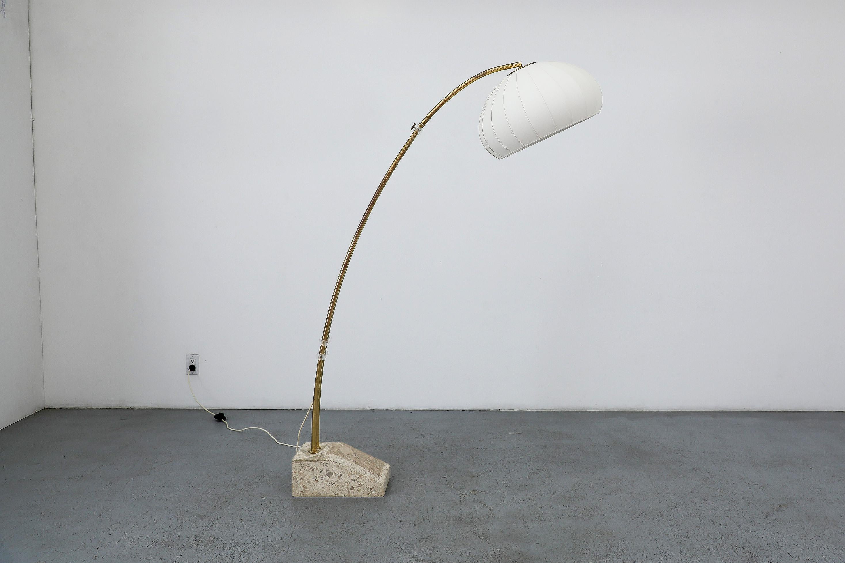 Space Age Lampada ad arco in ottone e marmo di metà secolo con paralume a bozzolo in vendita