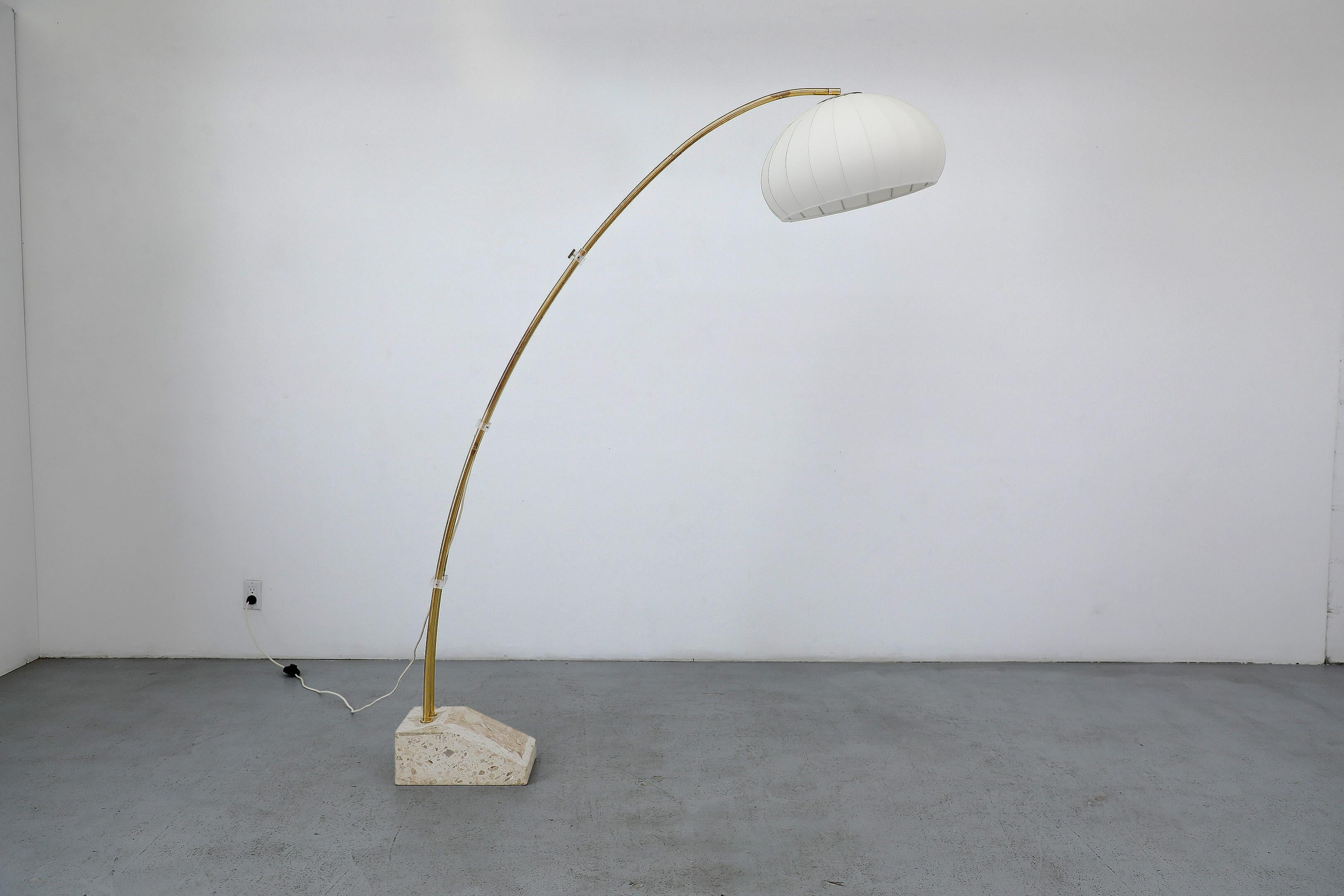 Tedesco Lampada ad arco in ottone e marmo di metà secolo con paralume a bozzolo in vendita