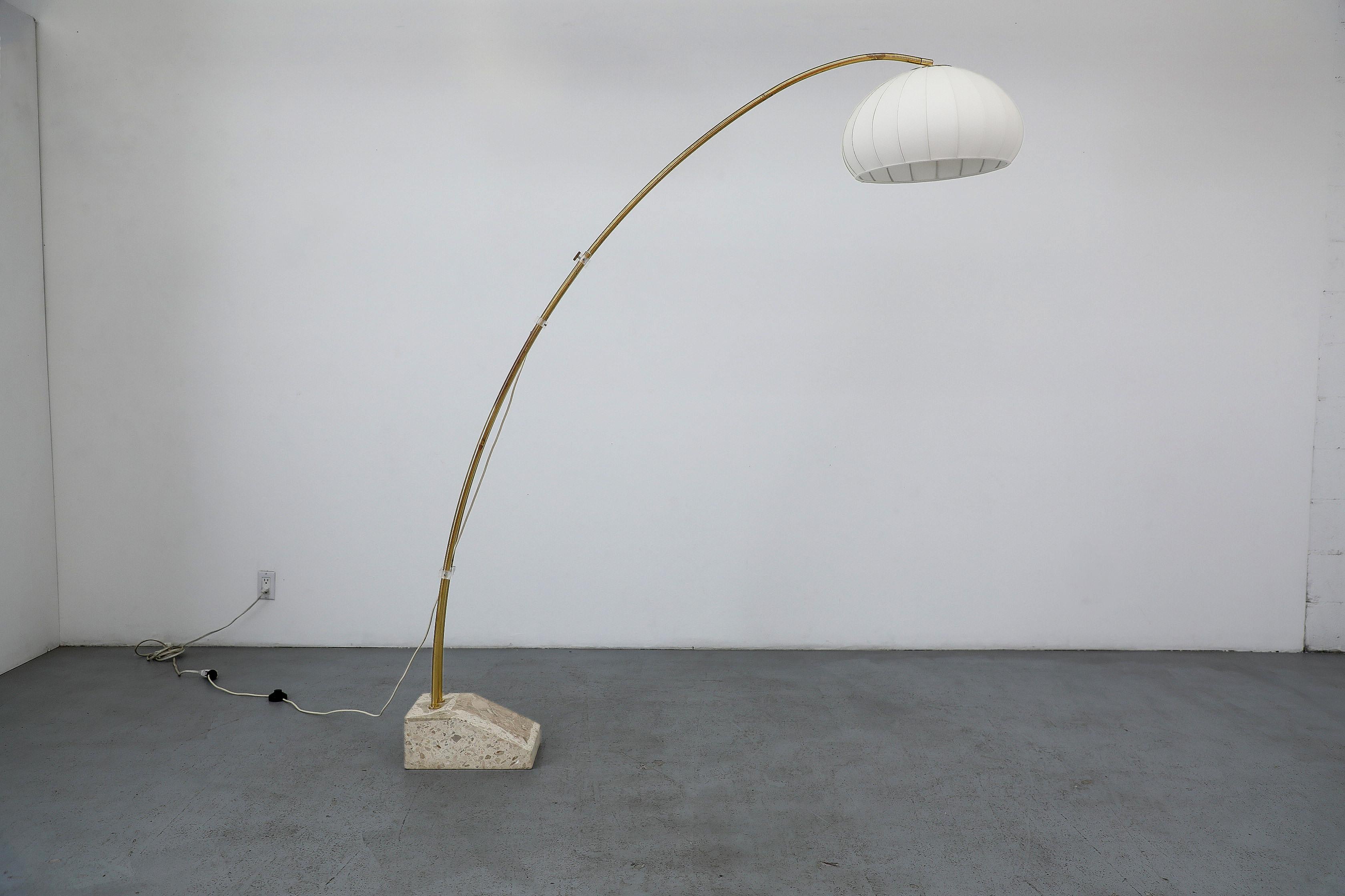 Lampada ad arco in ottone e marmo di metà secolo con paralume a bozzolo In condizioni buone in vendita a Los Angeles, CA