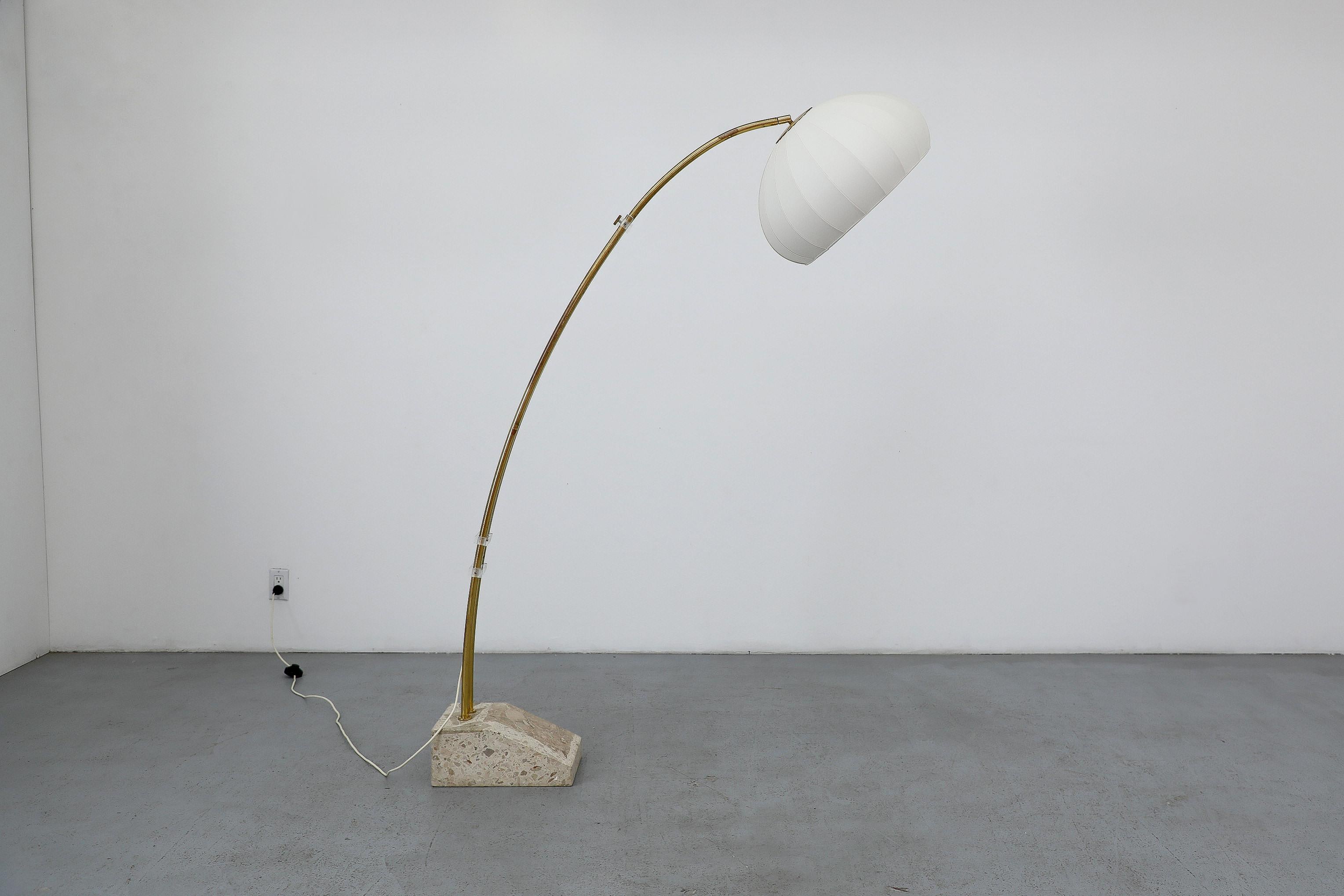 Fine XX secolo Lampada ad arco in ottone e marmo di metà secolo con paralume a bozzolo in vendita