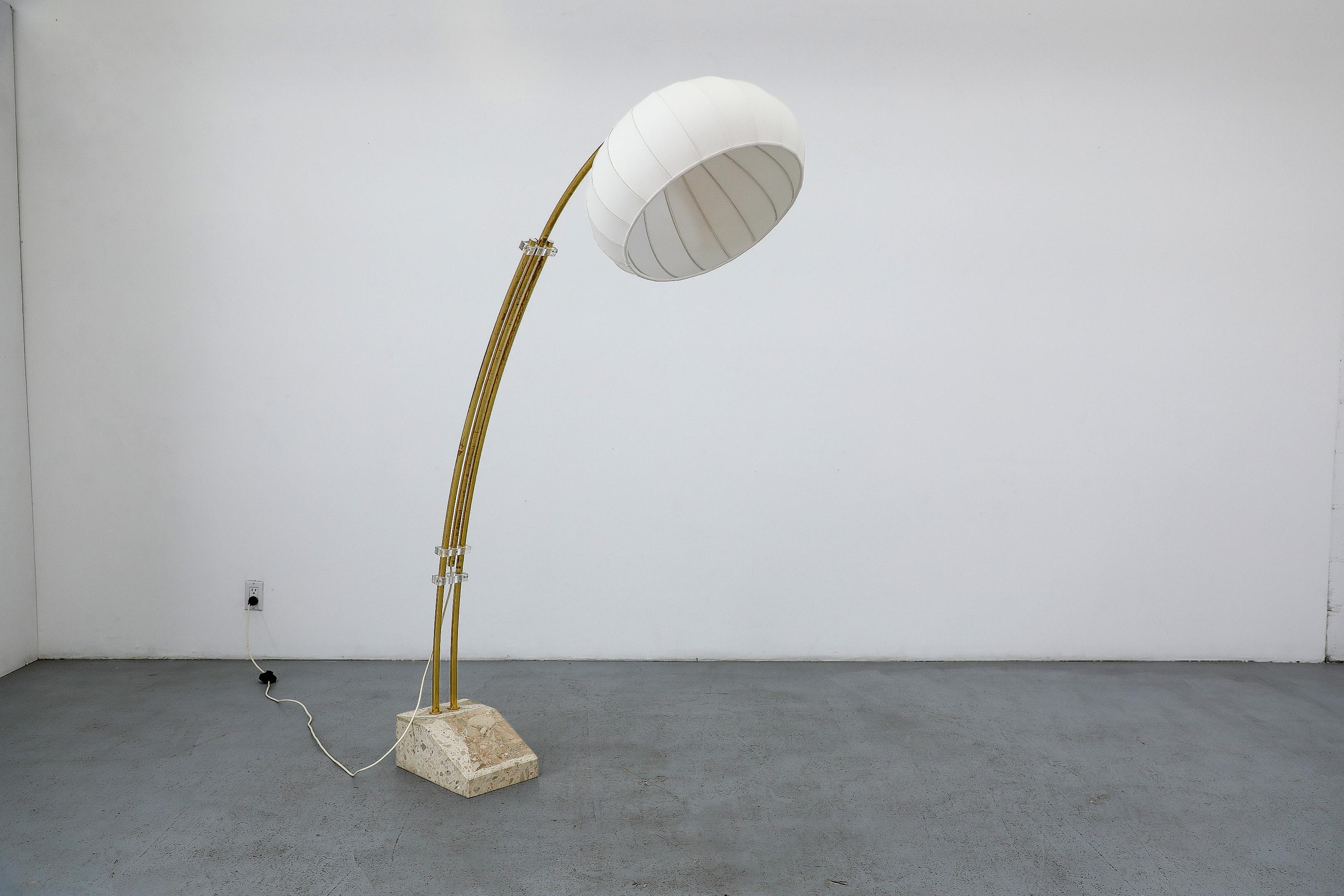 Ottone Lampada ad arco in ottone e marmo di metà secolo con paralume a bozzolo in vendita