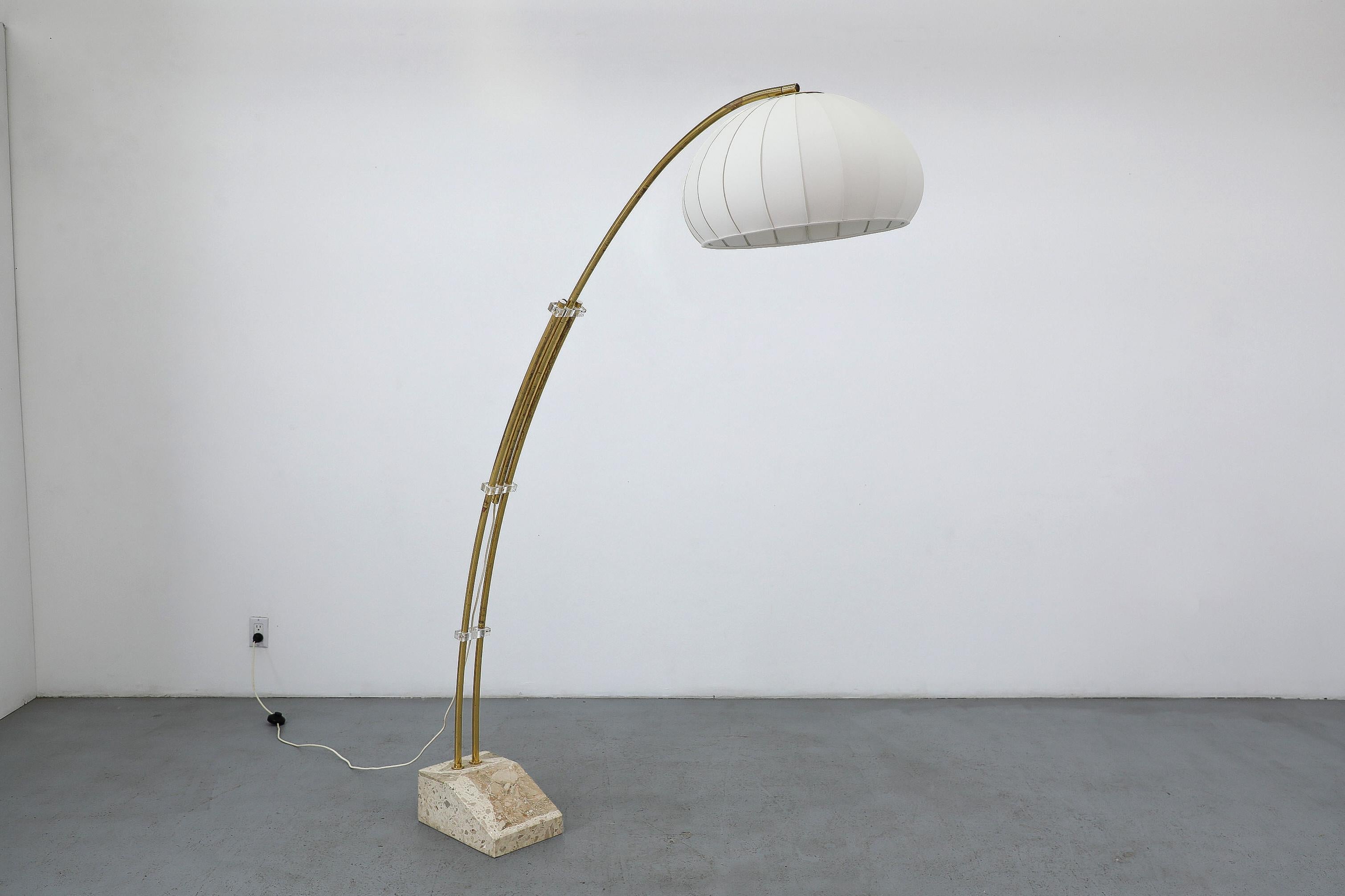 Lampada ad arco in ottone e marmo di metà secolo con paralume a bozzolo in vendita 1