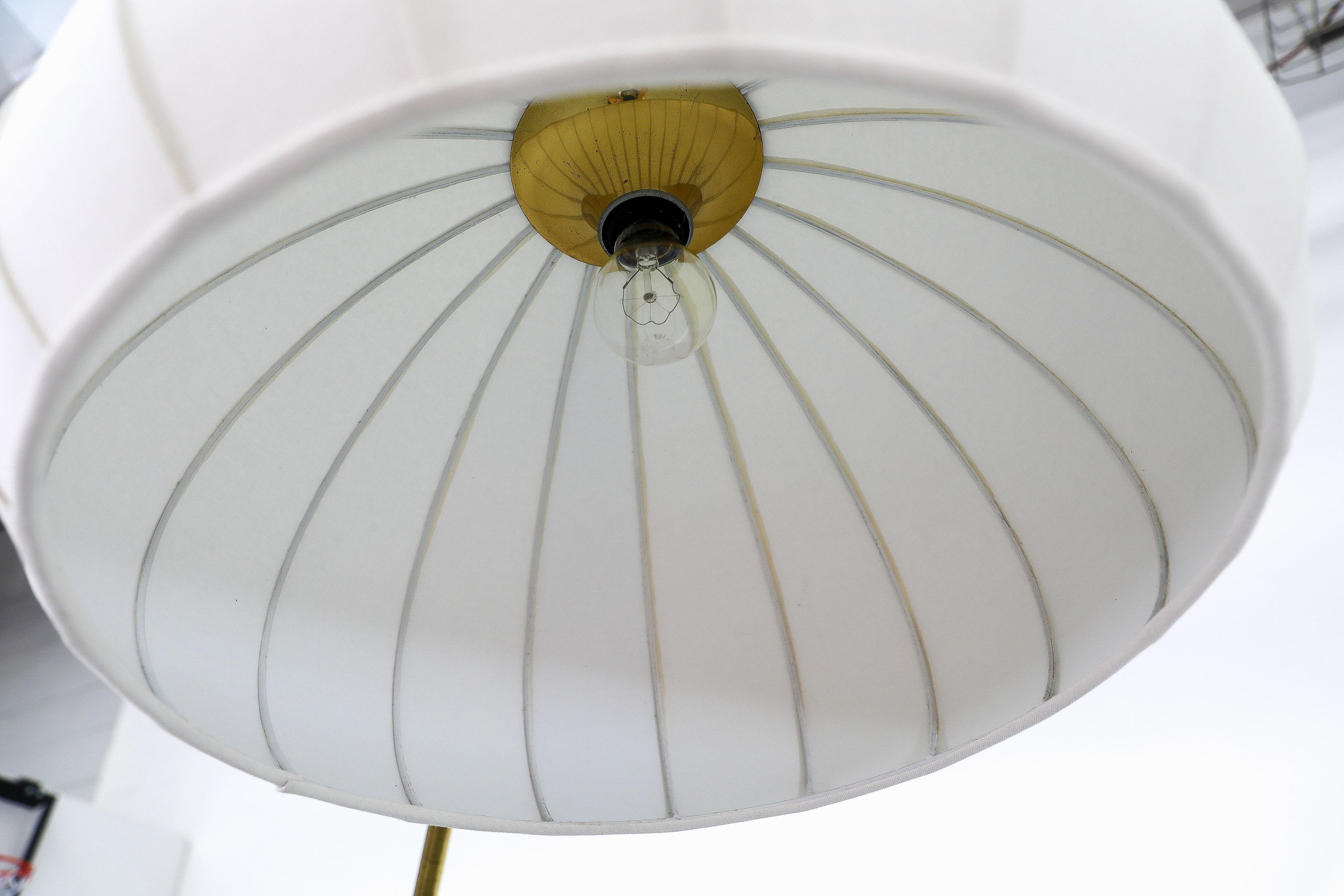 Lampada ad arco in ottone e marmo di metà secolo con paralume a bozzolo in vendita 2