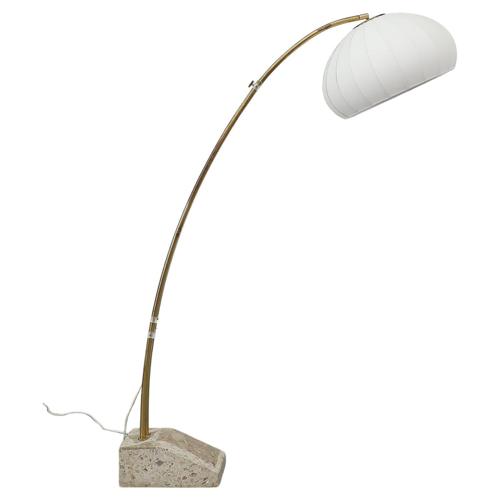 Lampada ad arco in ottone e marmo di metà secolo con paralume a bozzolo in vendita