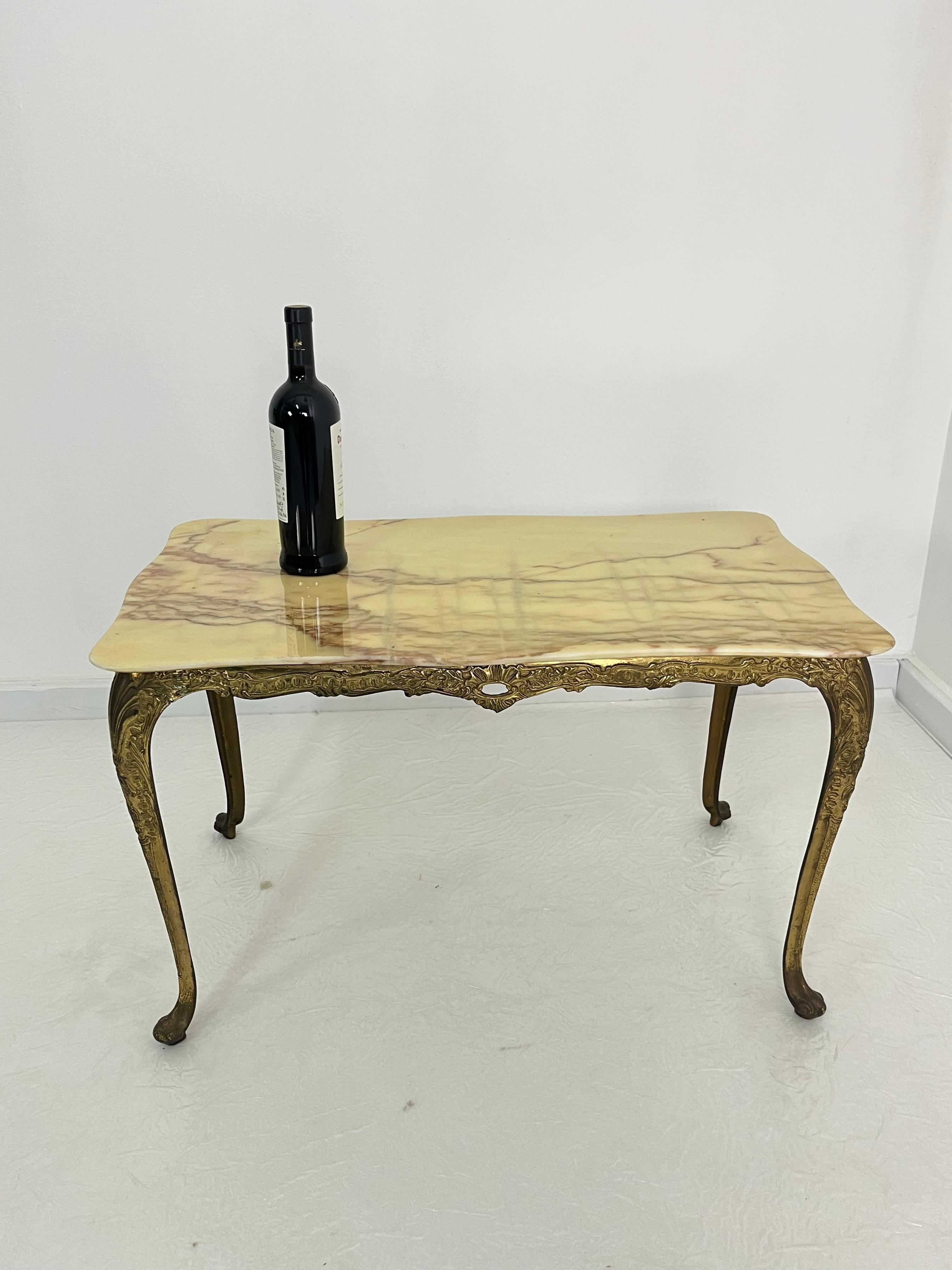 Tavolino di metà secolo in ottone e marmo, made in Italy, anni '50
Intatto e in buone condizioni, con lievi segni dell'età.
Trovato in un appartamento signorile nella mia città natale, Palermo.