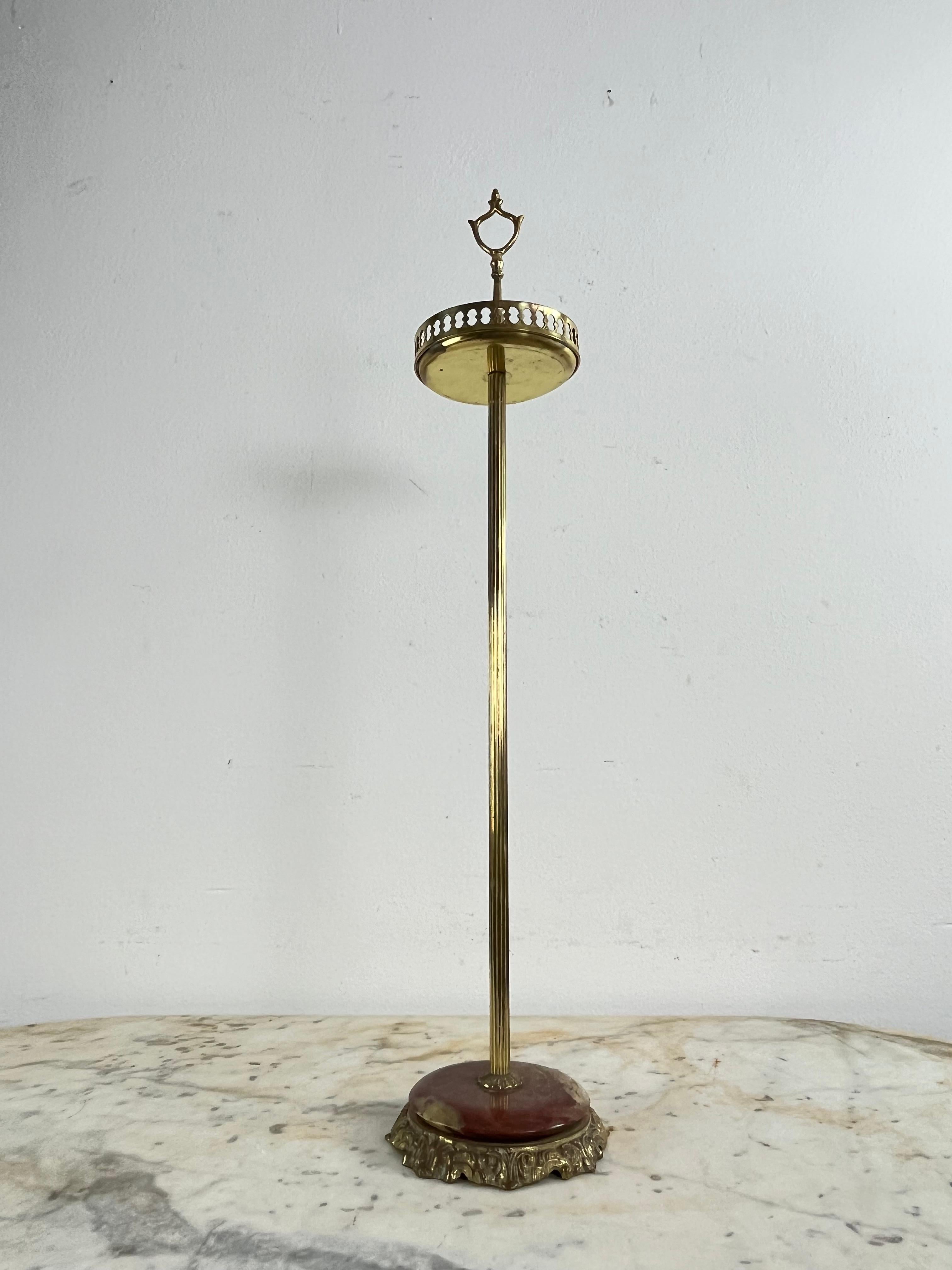 Cendrier à colonne en laiton et marbre du milieu du siècle, années 1960
Bon état.
Trouvé dans un appartement noble de ma ville, Palerme.