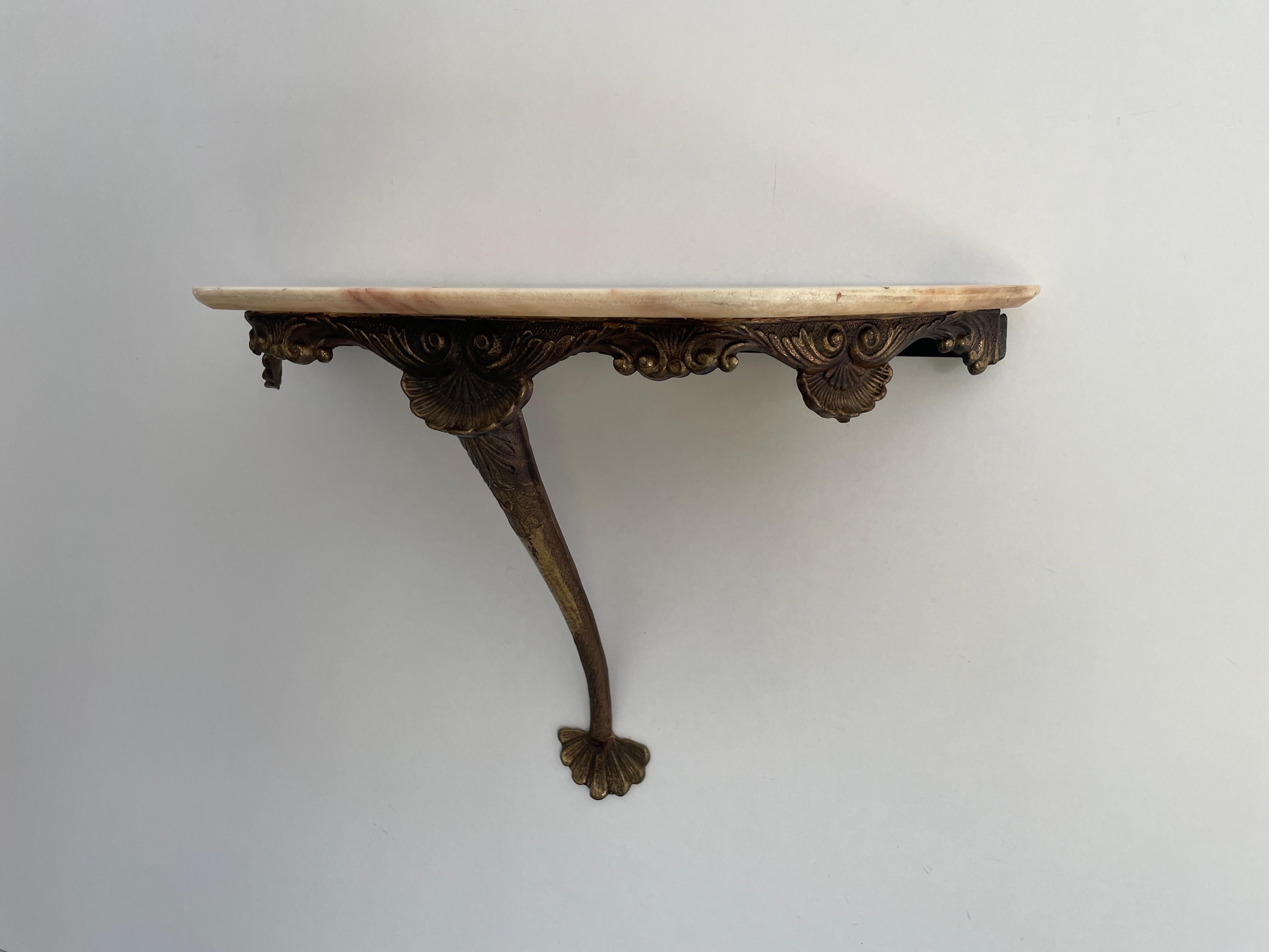 Consolle da parete galleggiante con piano in ottone e marmo, anni '50, Italia

Nessun danno, nessuna crepa.
Usura coerente con l'età e l'uso.

Misure: 
Altezza: 31 cm
Larghezza: 46 cm
Profondità: 18 cm