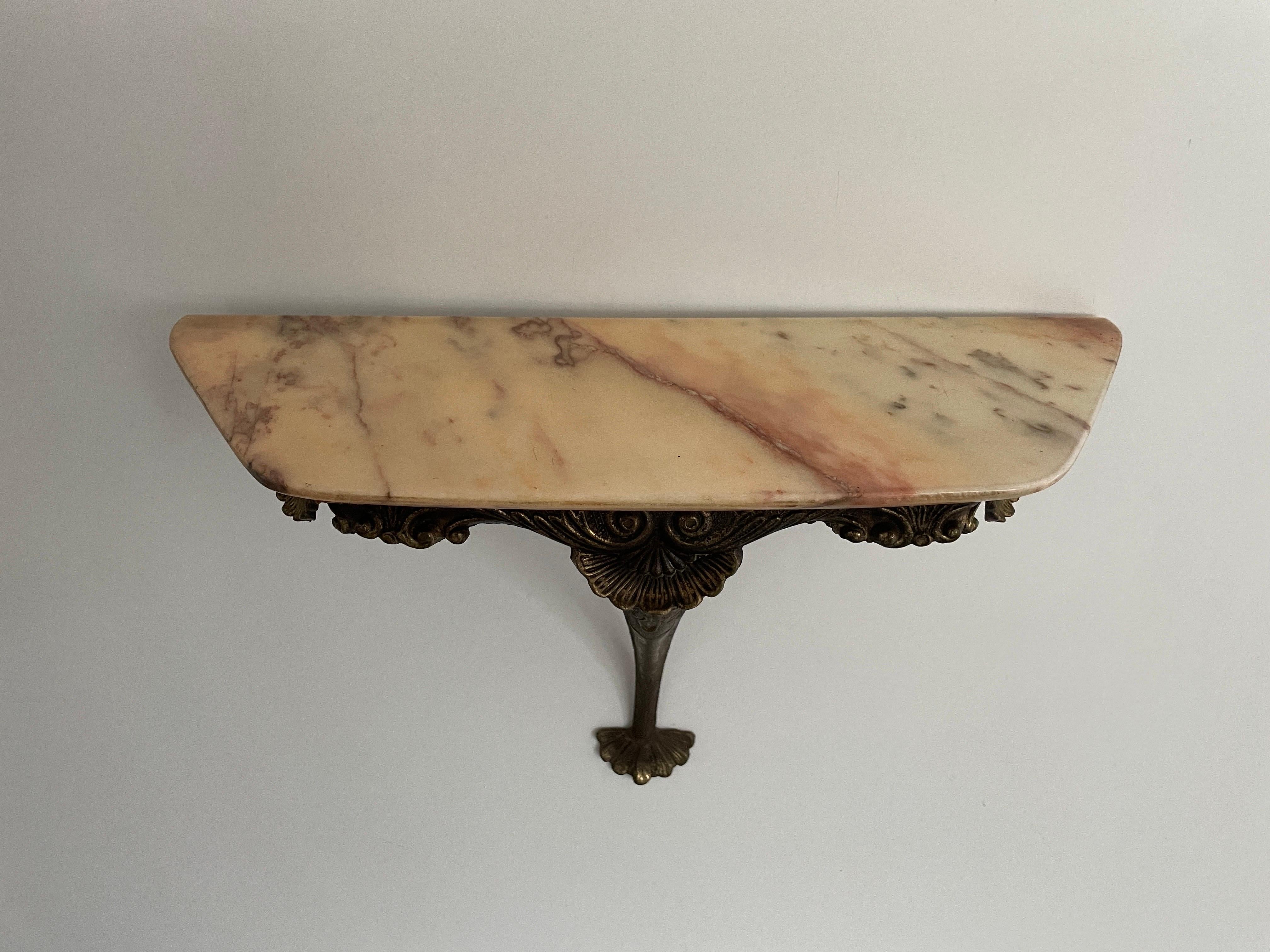 Consolle da parete galleggiante con piano in ottone e marmo, anni '50, Italia

Nessun danno, nessuna crepa.
Usura coerente con l'età e l'uso.

Misure: 
Altezza: 31 cm
Larghezza: 46 cm
Profondità: 18 cm