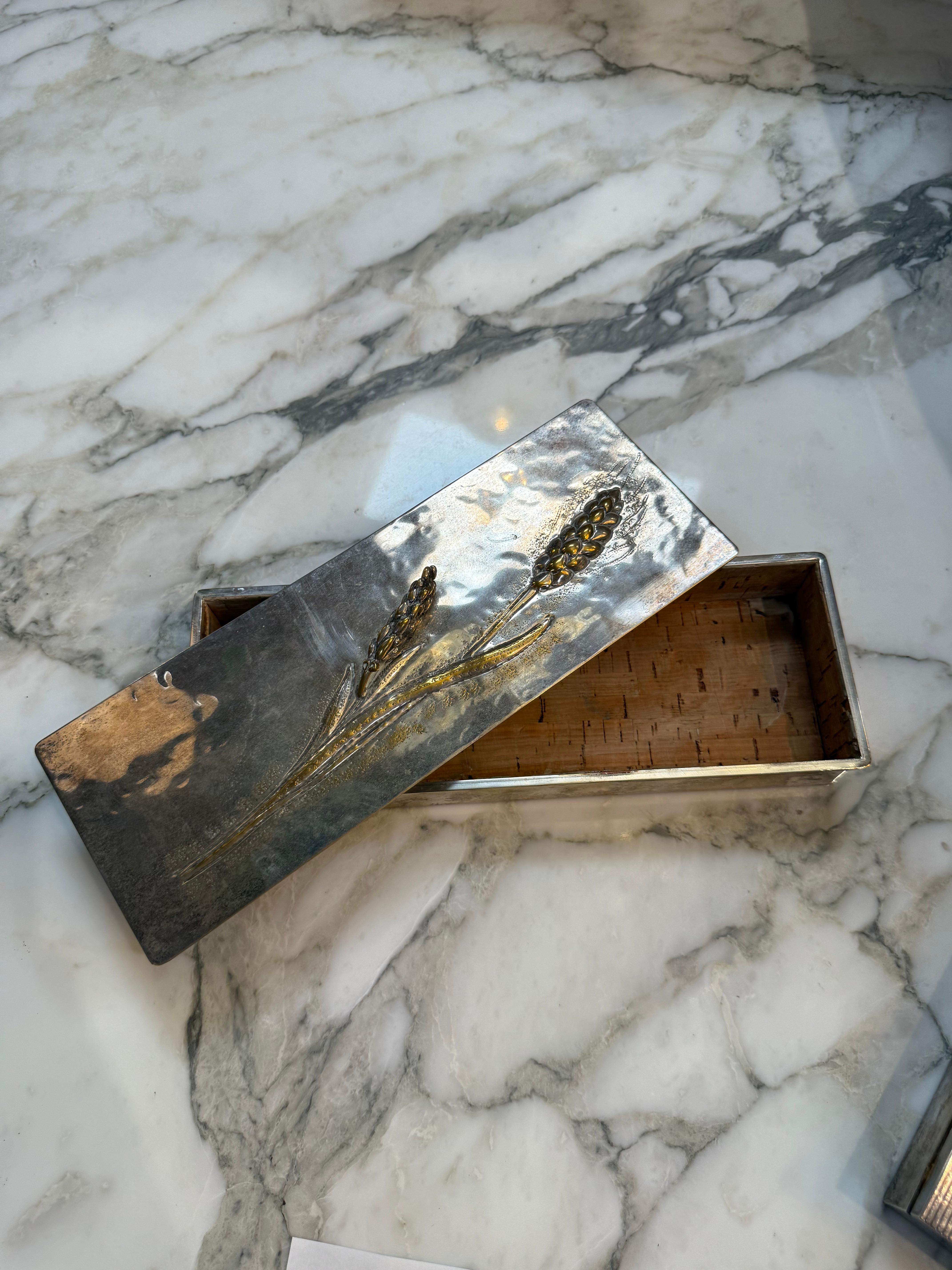 Italiano Scatola a rilievo in ottone e argento al nichel di metà secolo con motivo a grano in vendita