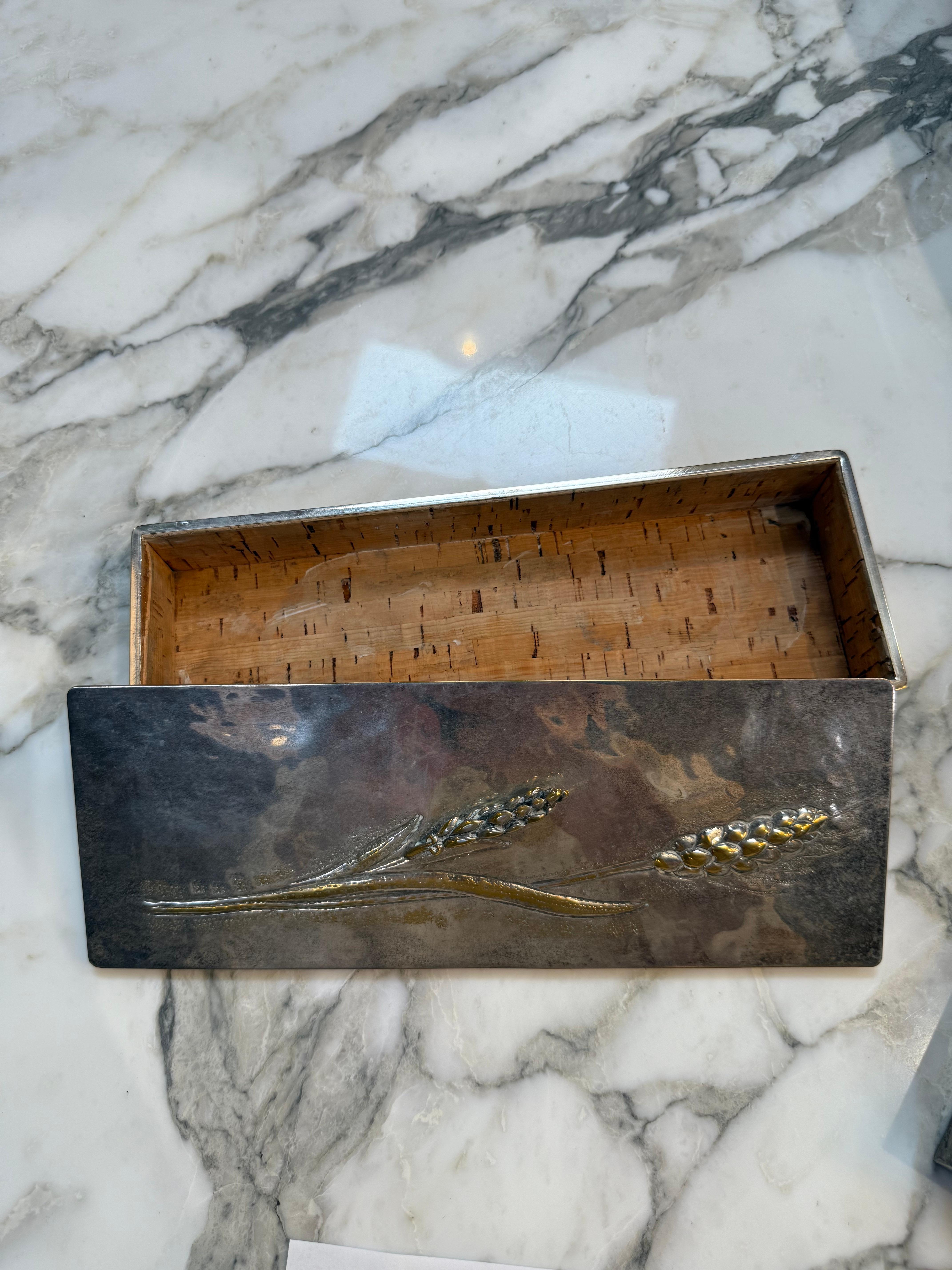 Scatola a rilievo in ottone e argento al nichel di metà secolo con motivo a grano In condizioni buone in vendita a Los Angeles, CA