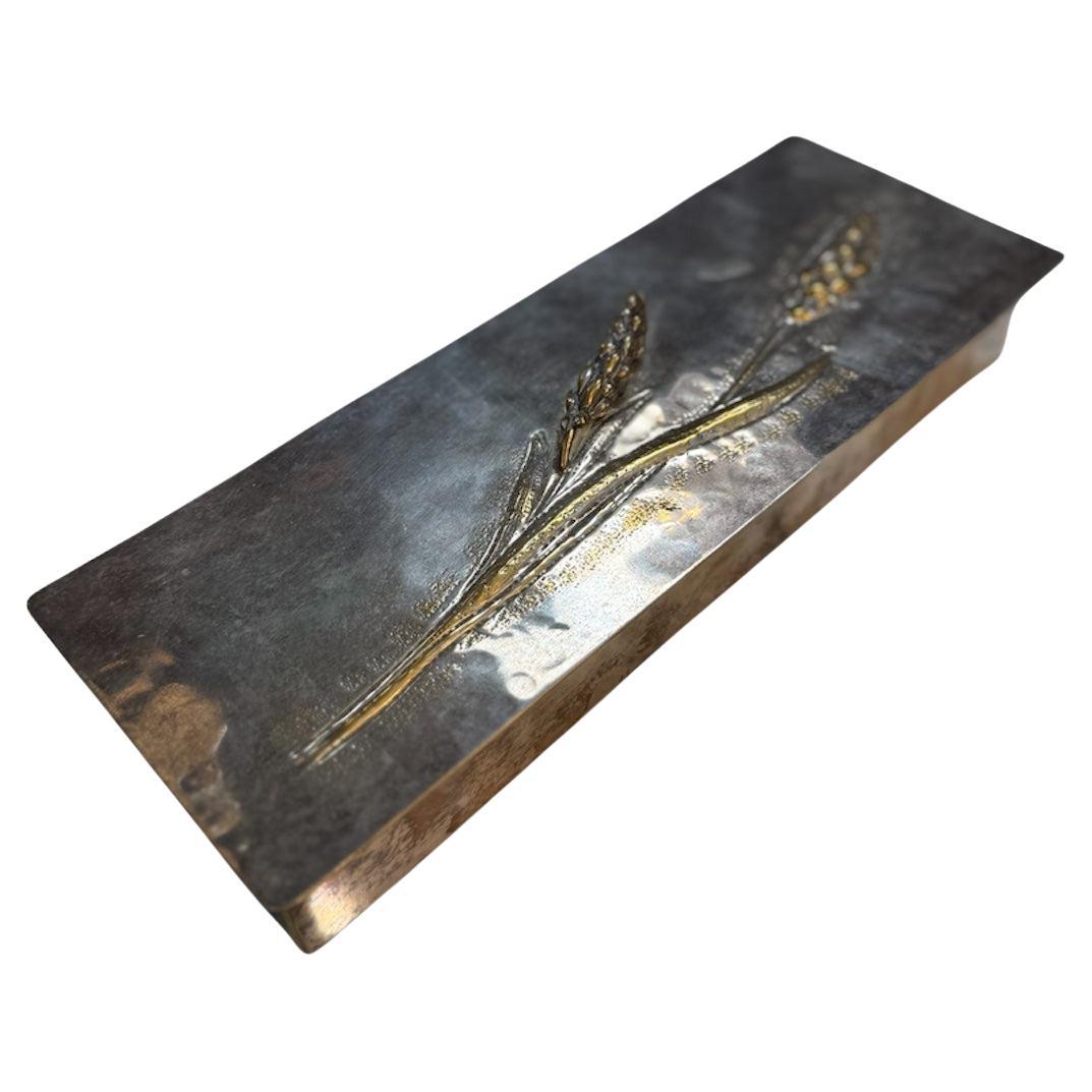 Caja en relieve de latón y alpaca de mediados de siglo con motivo de trigo