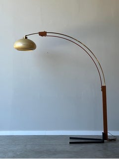 Lampe à arc du milieu du siècle dernier en laiton et chêne de Nova of California