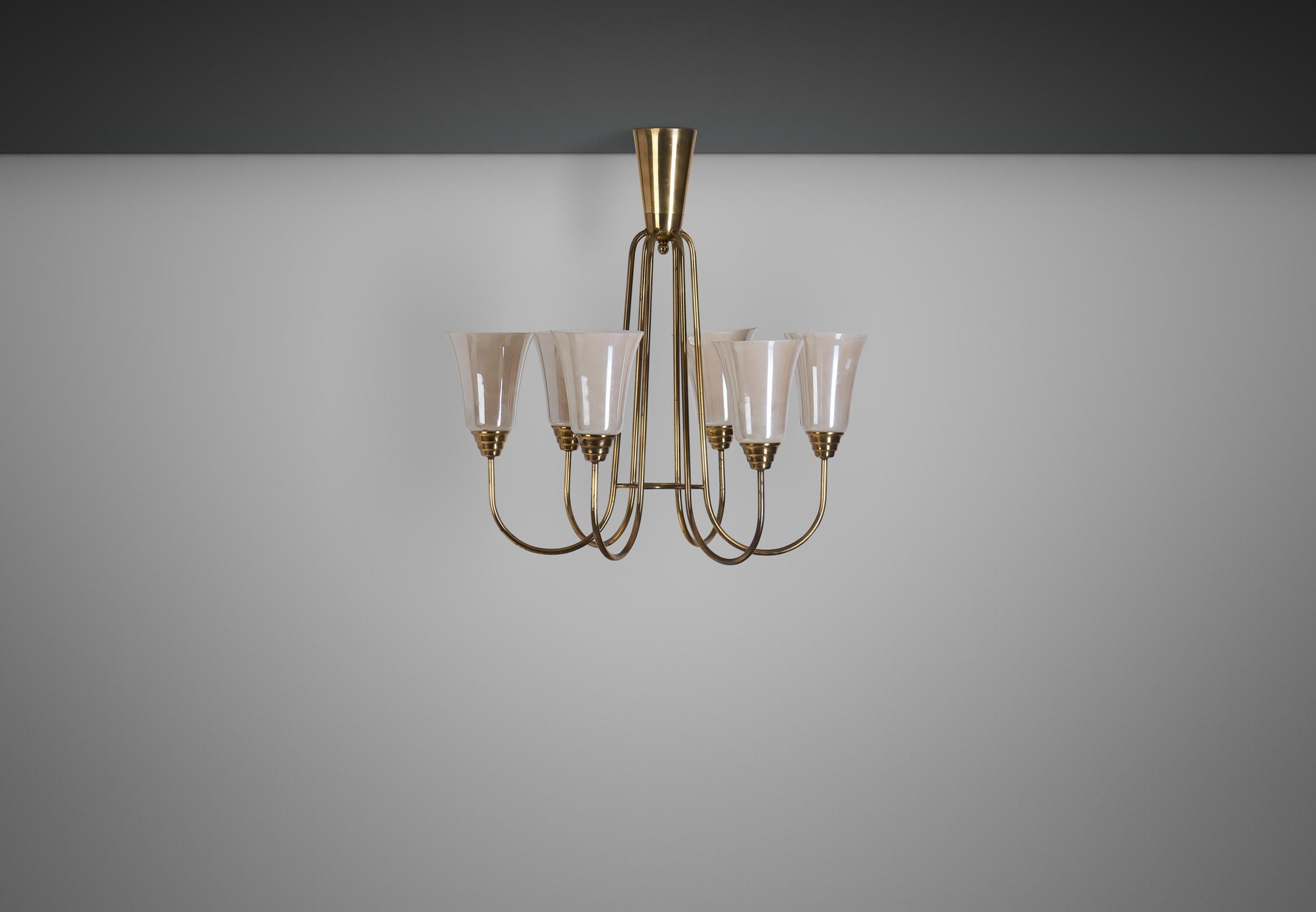 Mid-Century Brass and Opal 'ER 68/6' Chandelier for Itsu, Finland ca 1950s In Good Condition In Utrecht, NL