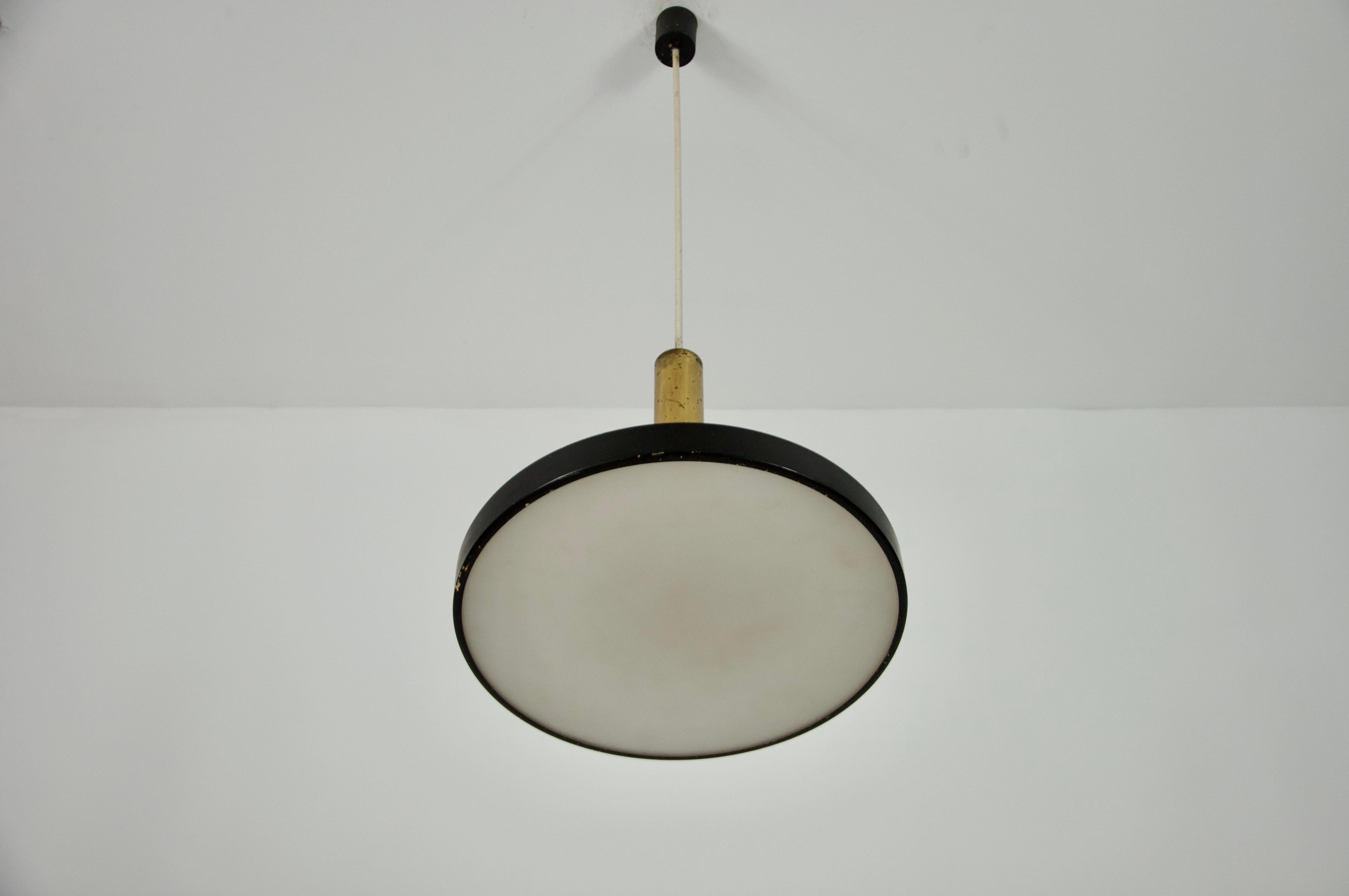 Lampada da soffitto di metà secolo in ottone e vetro opalino di Stilnovo, Italia, anni '60 in vendita 3
