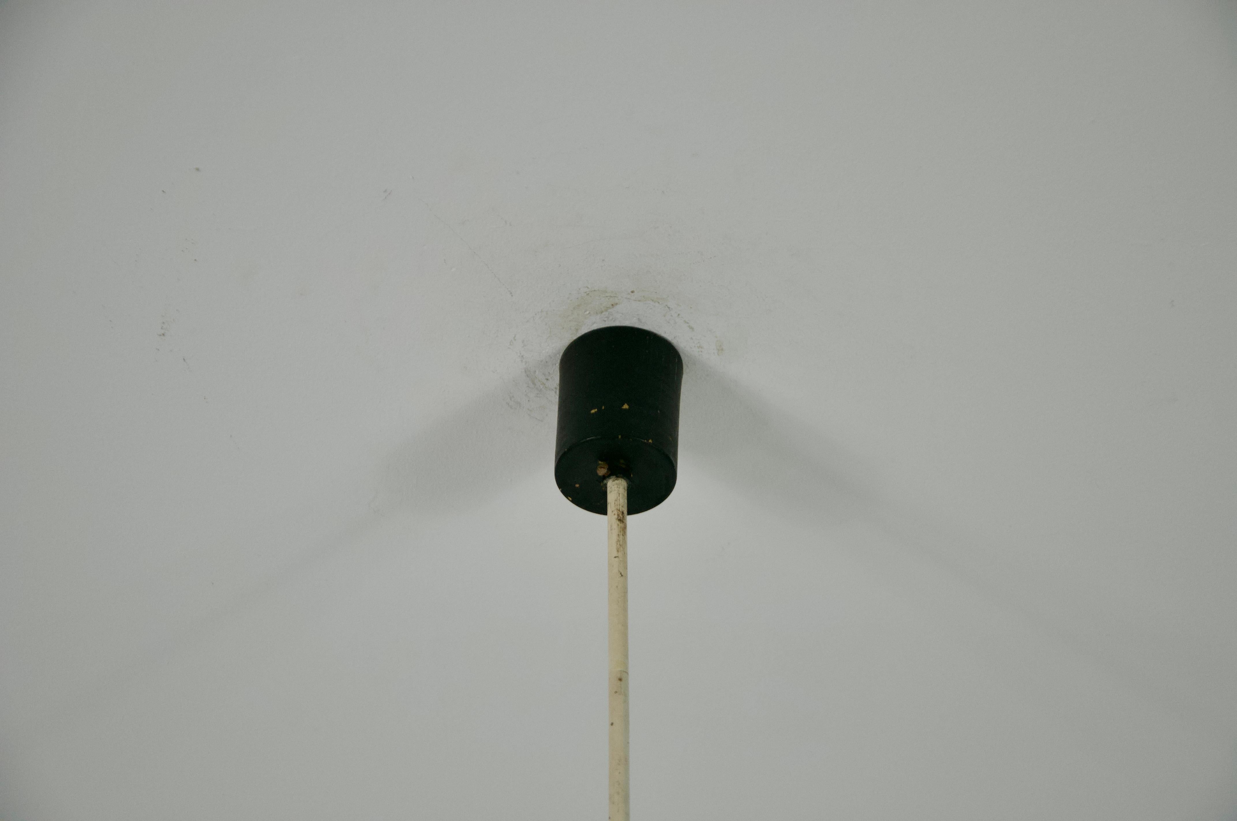 Lampada da soffitto di metà secolo in ottone e vetro opalino di Stilnovo, Italia, anni '60 in vendita 4