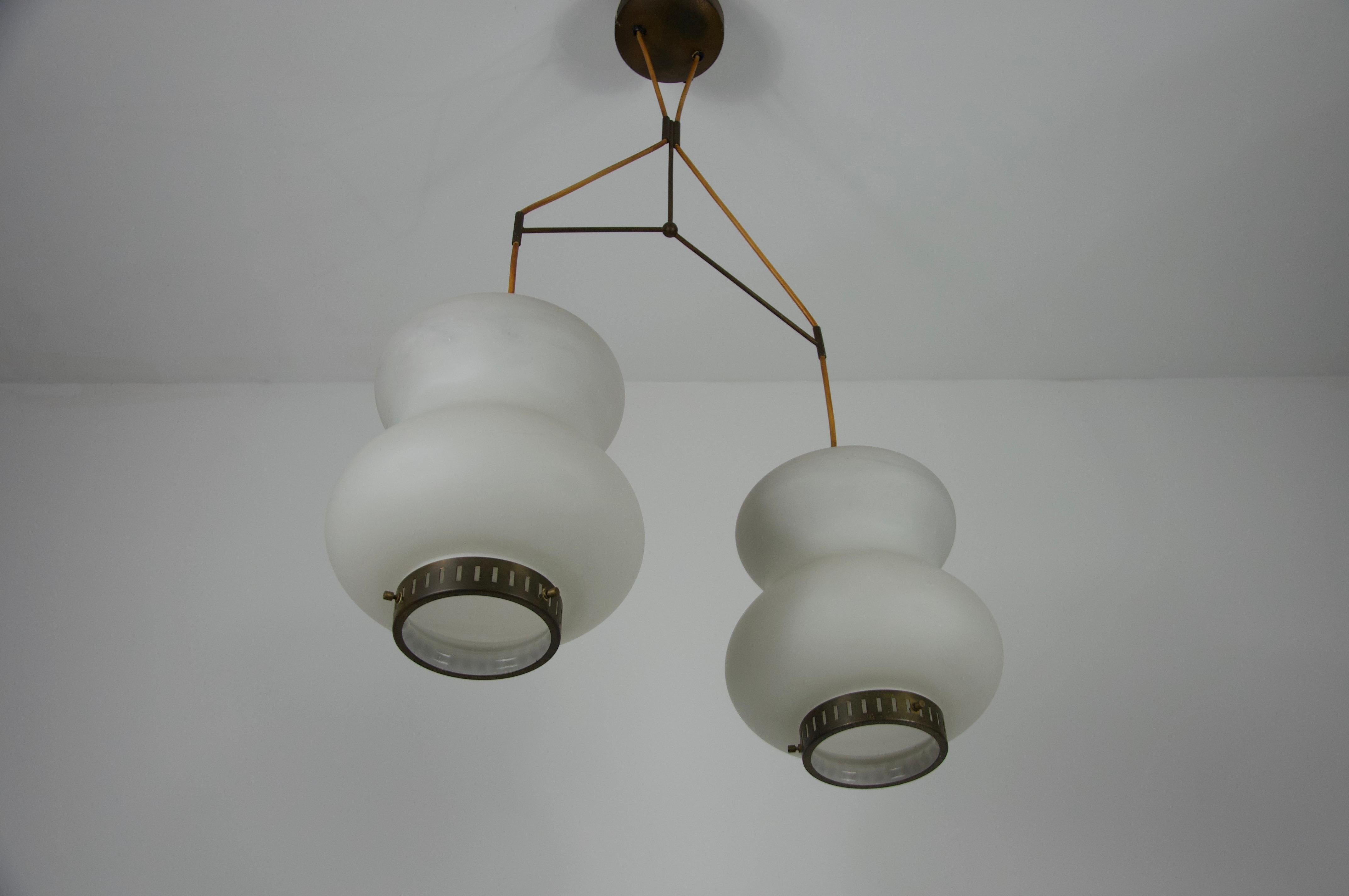 Plafonnier du milieu du siècle dernier en laiton et verre opale de Stilnovo, Italie, années 1960 en vente 5