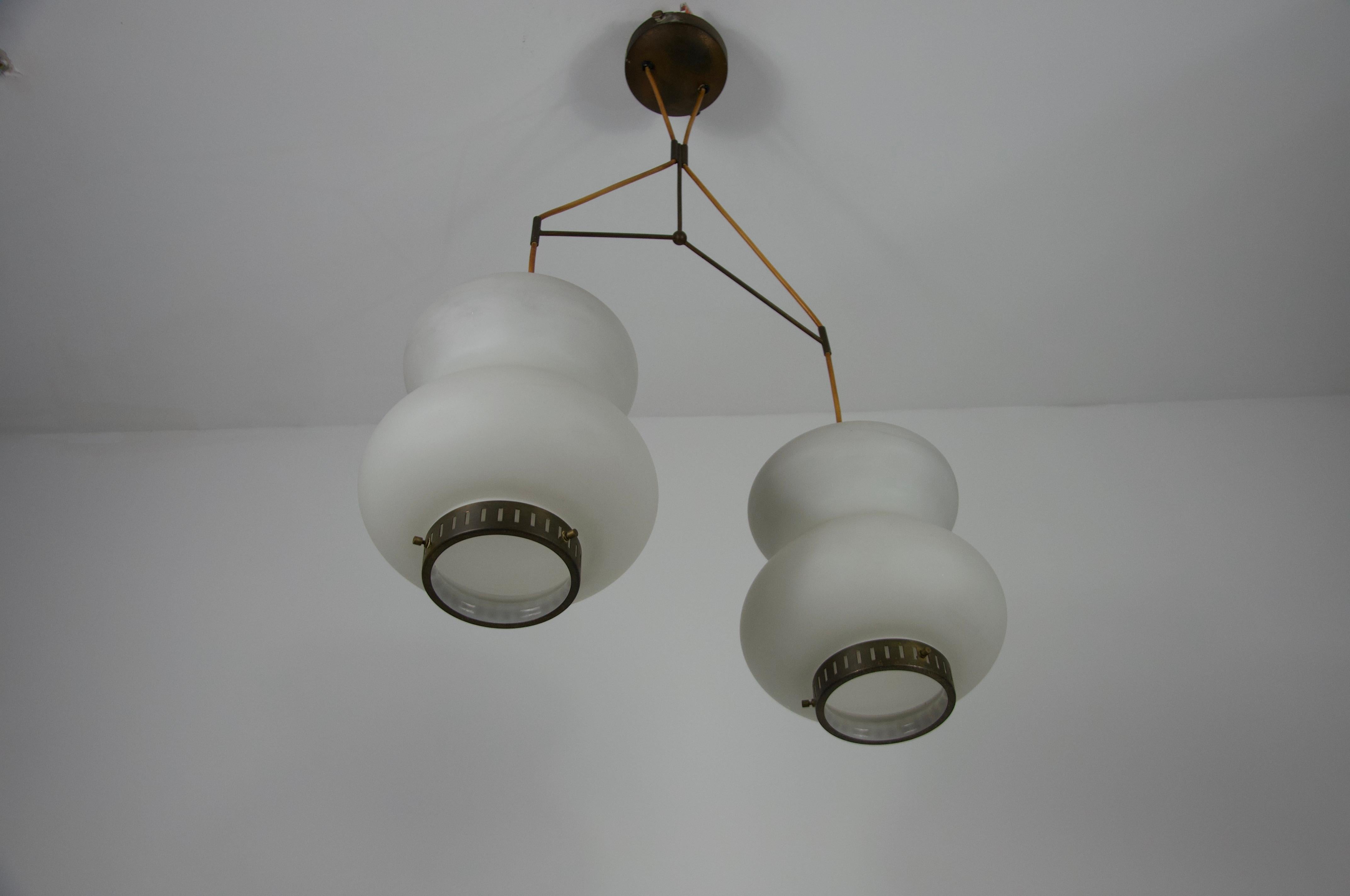 Plafonnier du milieu du siècle dernier en laiton et verre opale de Stilnovo, Italie, années 1960 en vente 6