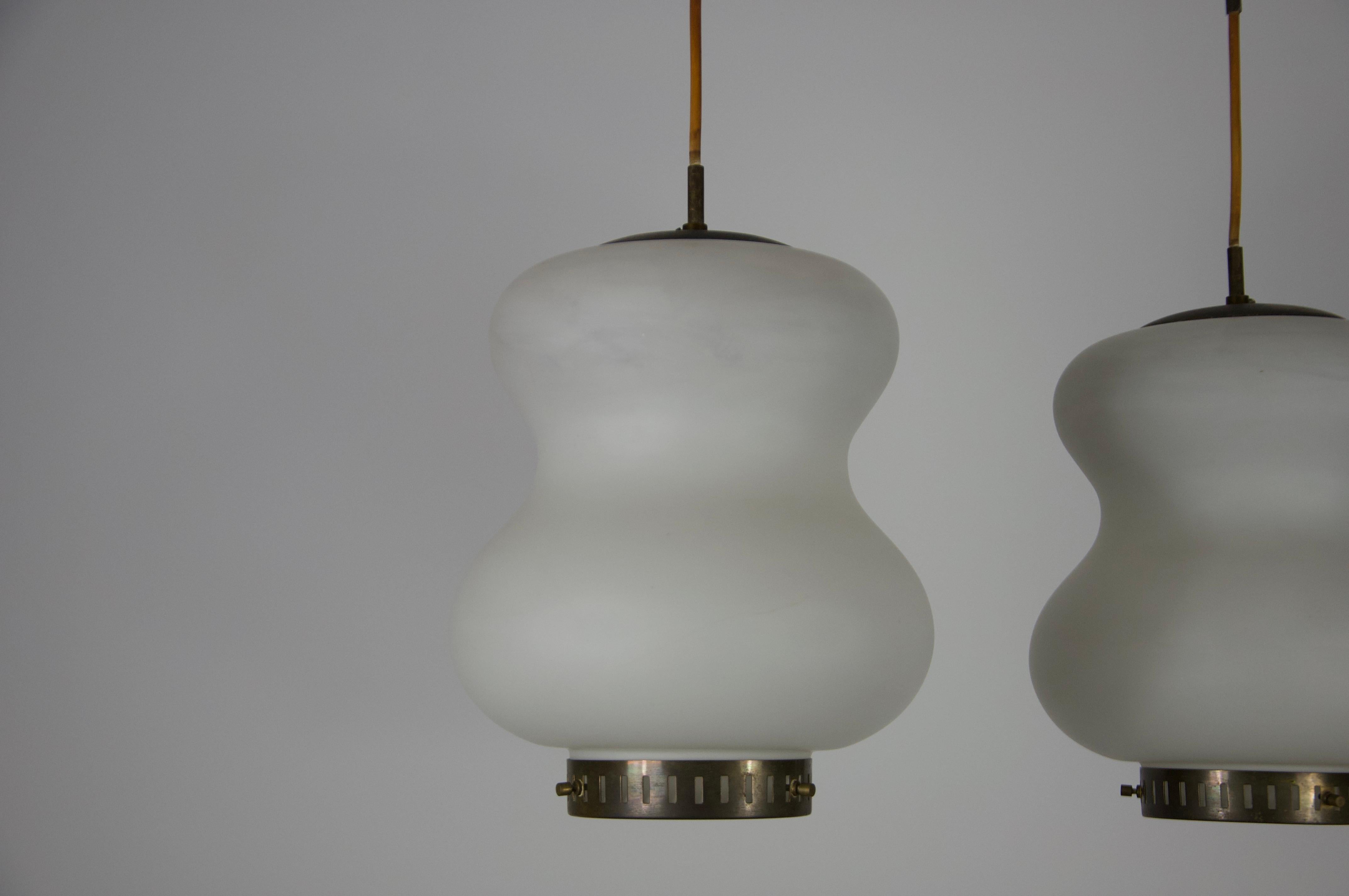 Plafonnier du milieu du siècle dernier en laiton et verre opale de Stilnovo, Italie, années 1960 en vente 7
