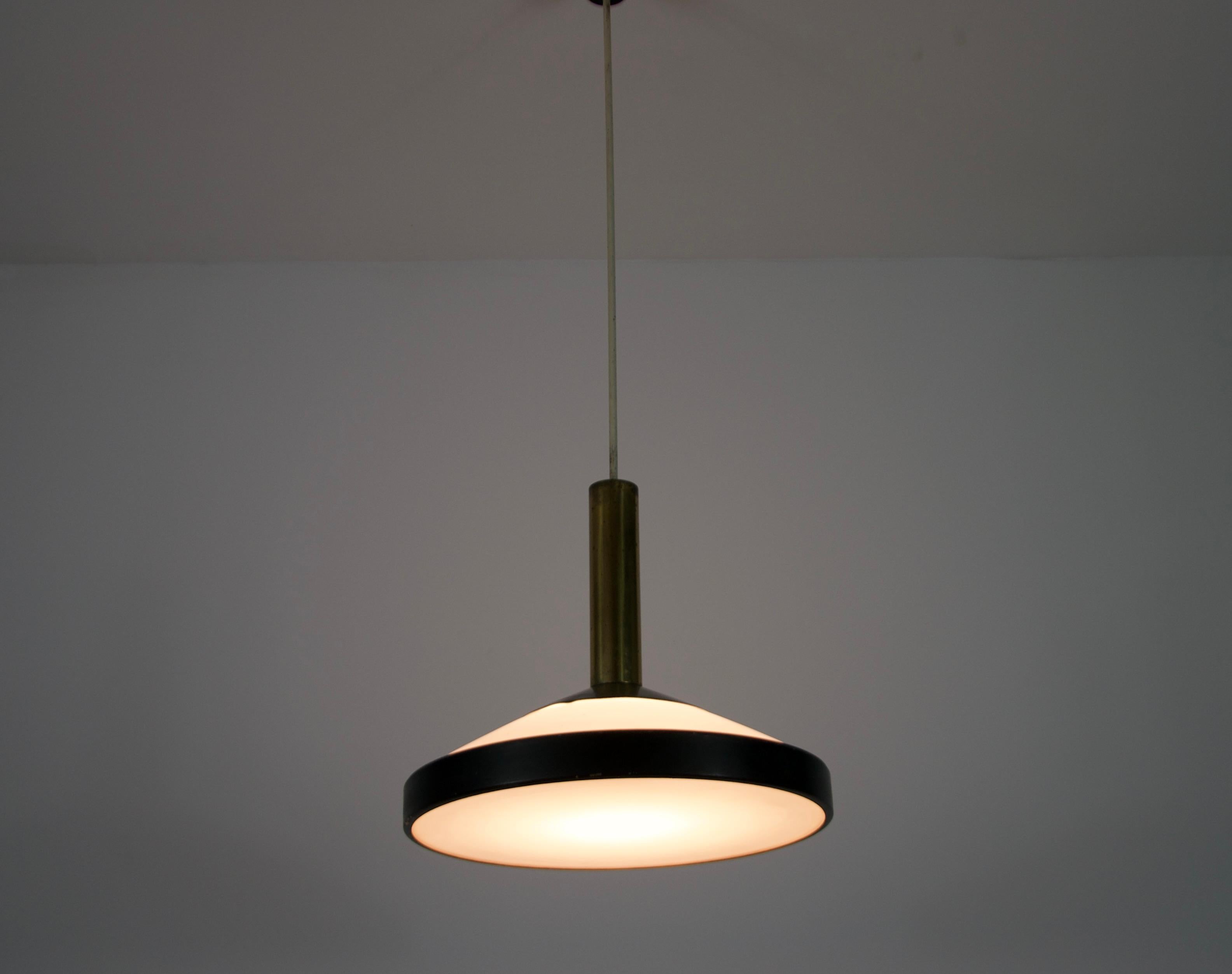 Lampada da soffitto di metà secolo in ottone e vetro opalino di Stilnovo, Italia, anni '60 in vendita 7
