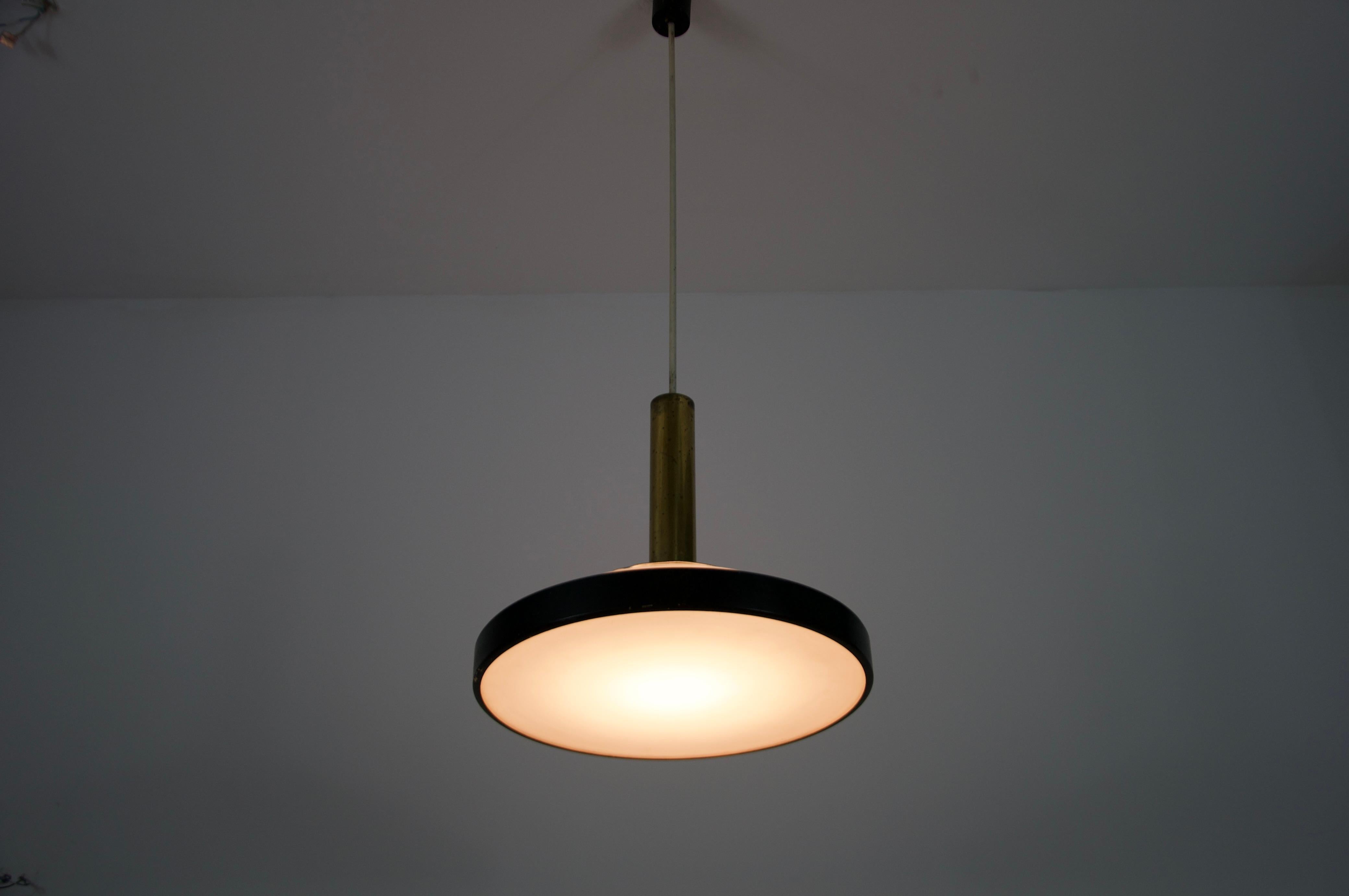 Lampada da soffitto di metà secolo in ottone e vetro opalino di Stilnovo, Italia, anni '60 in vendita 8