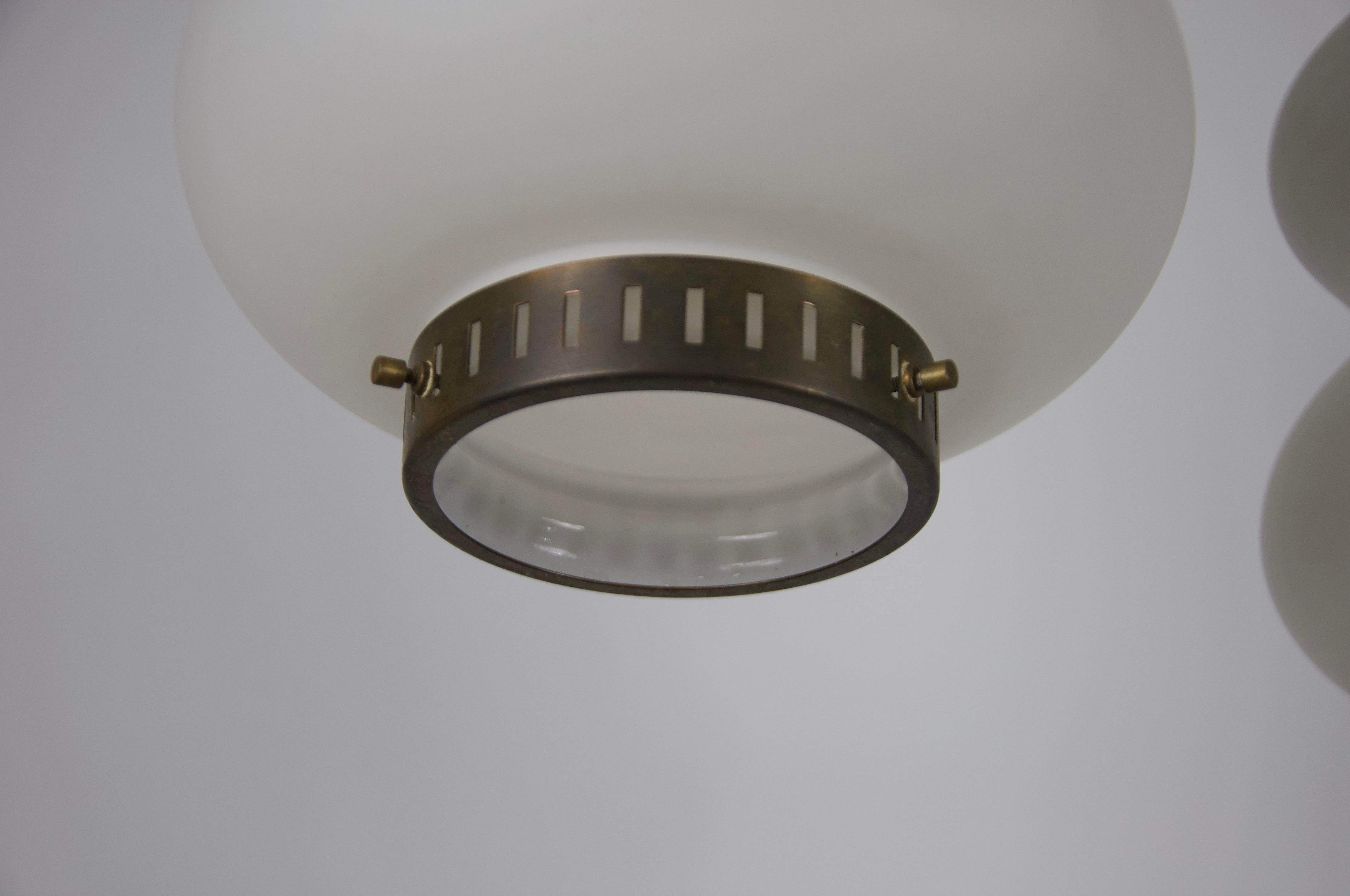 Plafonnier du milieu du siècle dernier en laiton et verre opale de Stilnovo, Italie, années 1960 en vente 9
