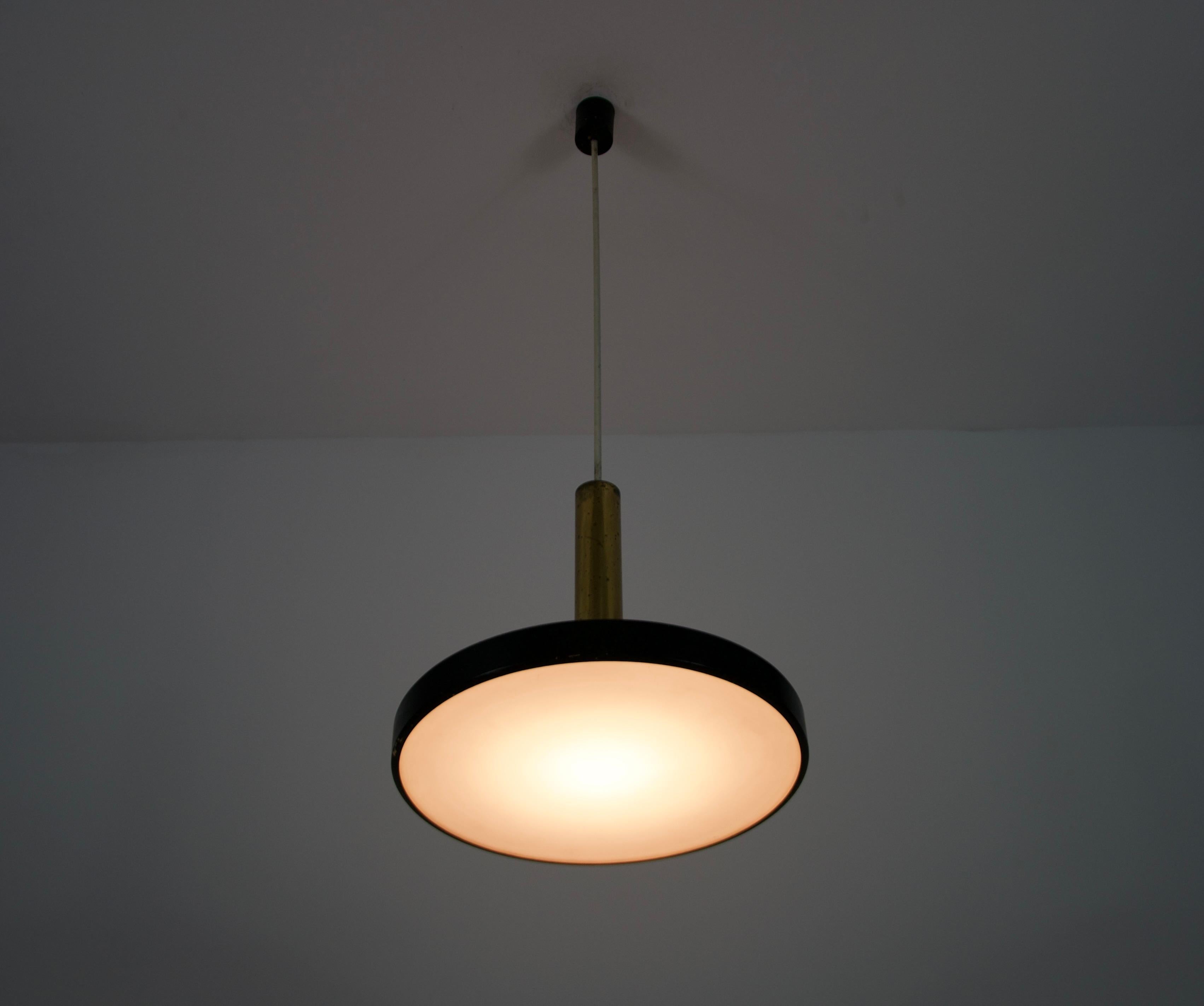 Lampada da soffitto di metà secolo in ottone e vetro opalino di Stilnovo, Italia, anni '60 in vendita 9