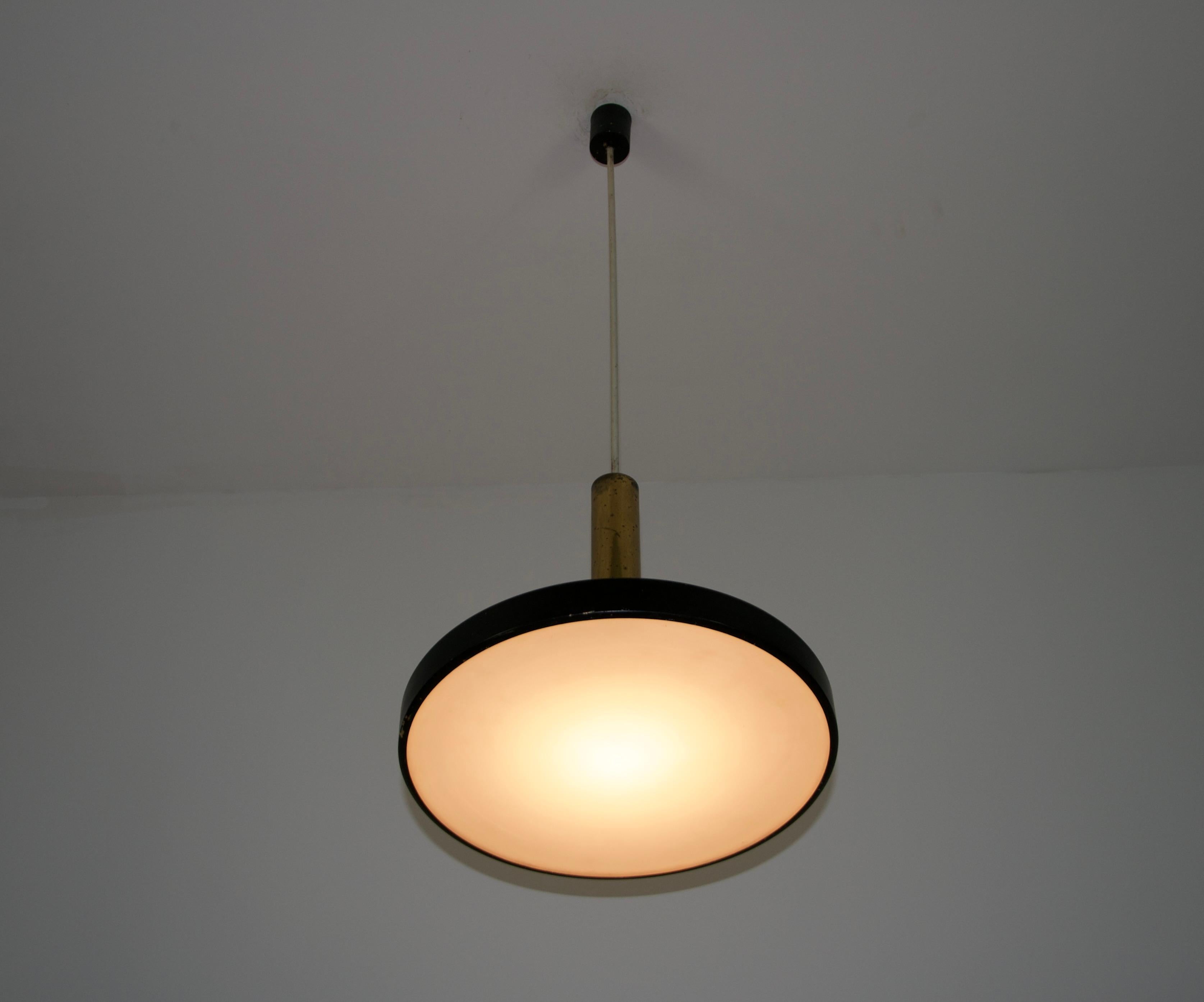 Lampada da soffitto di metà secolo in ottone e vetro opalino di Stilnovo, Italia, anni '60 in vendita 10